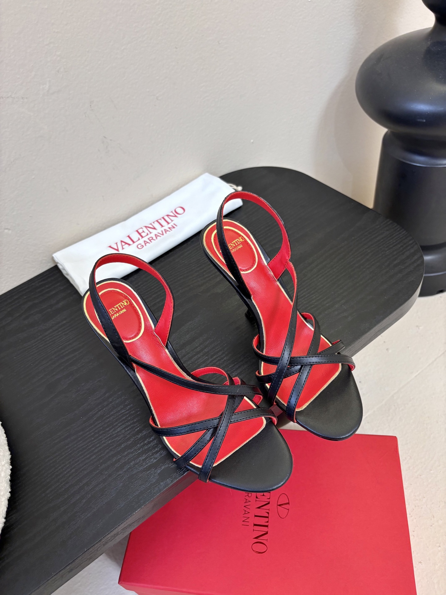 Valentino 华伦天奴 早春新品新款凉鞋 也太好穿啦...系带凉拖简直是夏天时髦巅峰鞋面 进口羊京