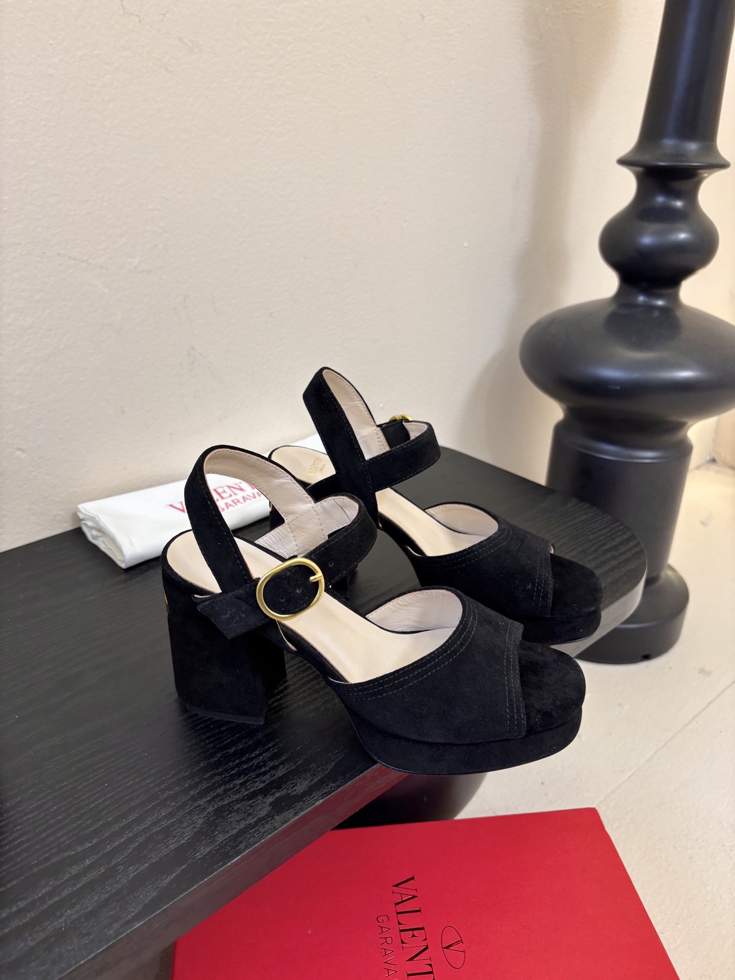 Valentino 华伦天奴 早春新品新款凉鞋 也太好穿啦...系带凉拖简直是夏天时髦巅峰鞋面 进口反牛