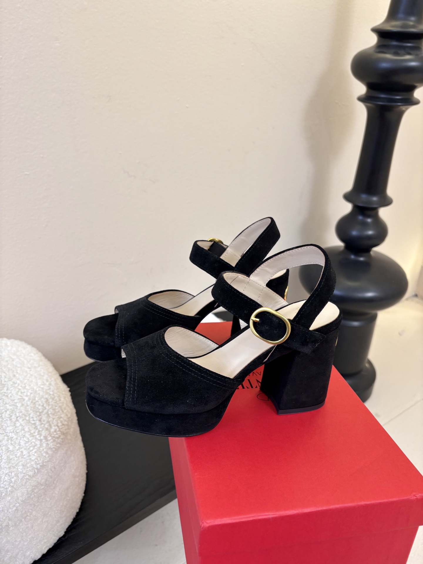 Valentino 华伦天奴 早春新品新款凉鞋 也太好穿啦...系带凉拖简直是夏天时髦巅峰鞋面 进口反牛