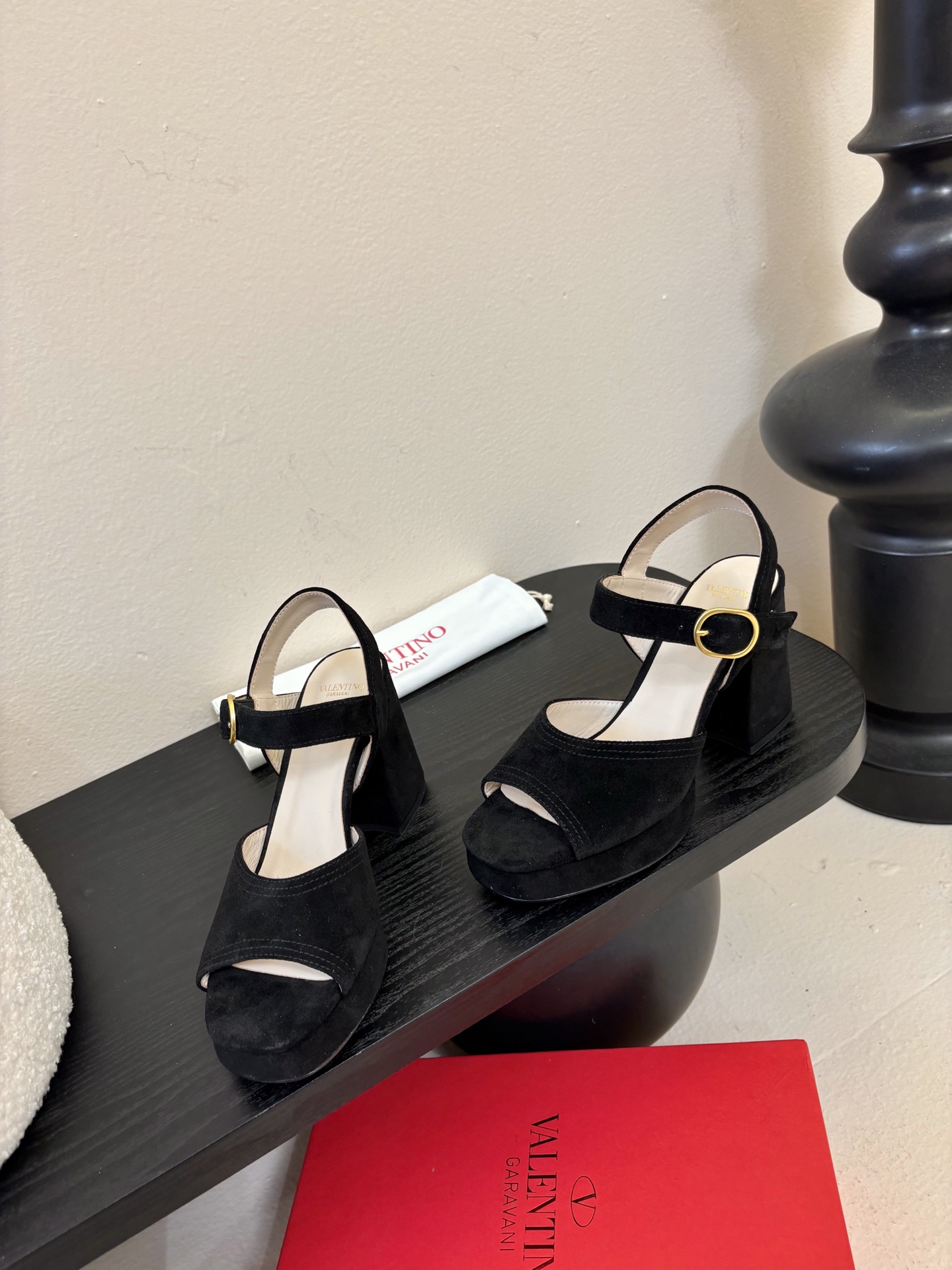 Valentino 华伦天奴 早春新品新款凉鞋 也太好穿啦...系带凉拖简直是夏天时髦巅峰鞋面 进口反牛