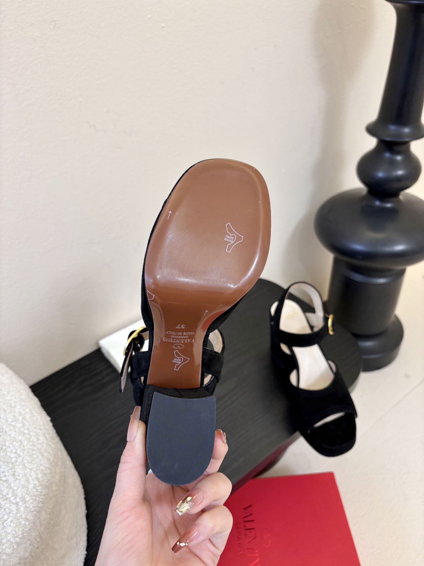 Valentino 华伦天奴 早春新品新款凉鞋 也太好穿啦...系带凉拖简直是夏天时髦巅峰鞋面 进口反牛