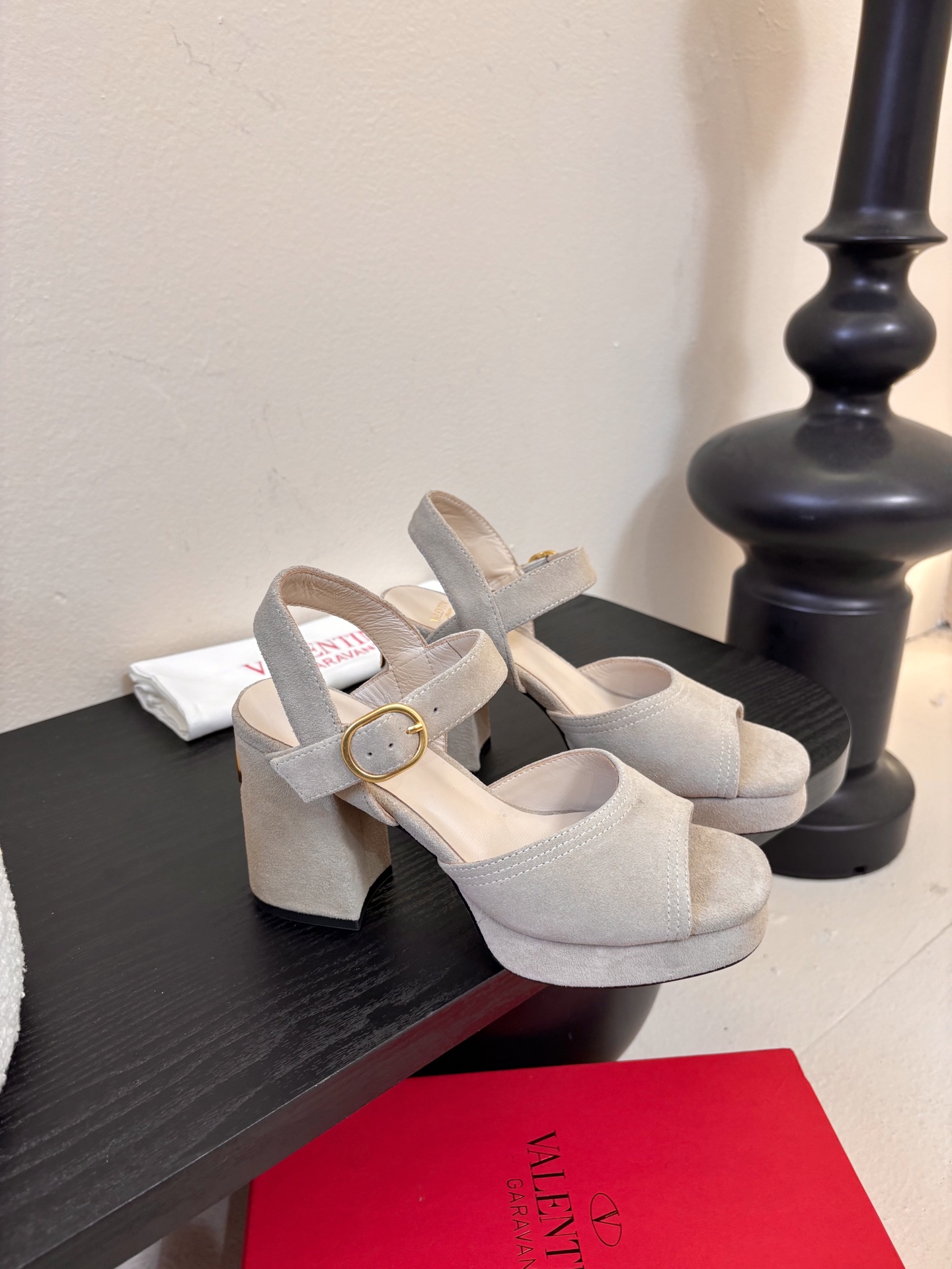 Valentino 华伦天奴 早春新品新款凉鞋 也太好穿啦...系带凉拖简直是夏天时髦巅峰鞋面 进口反牛