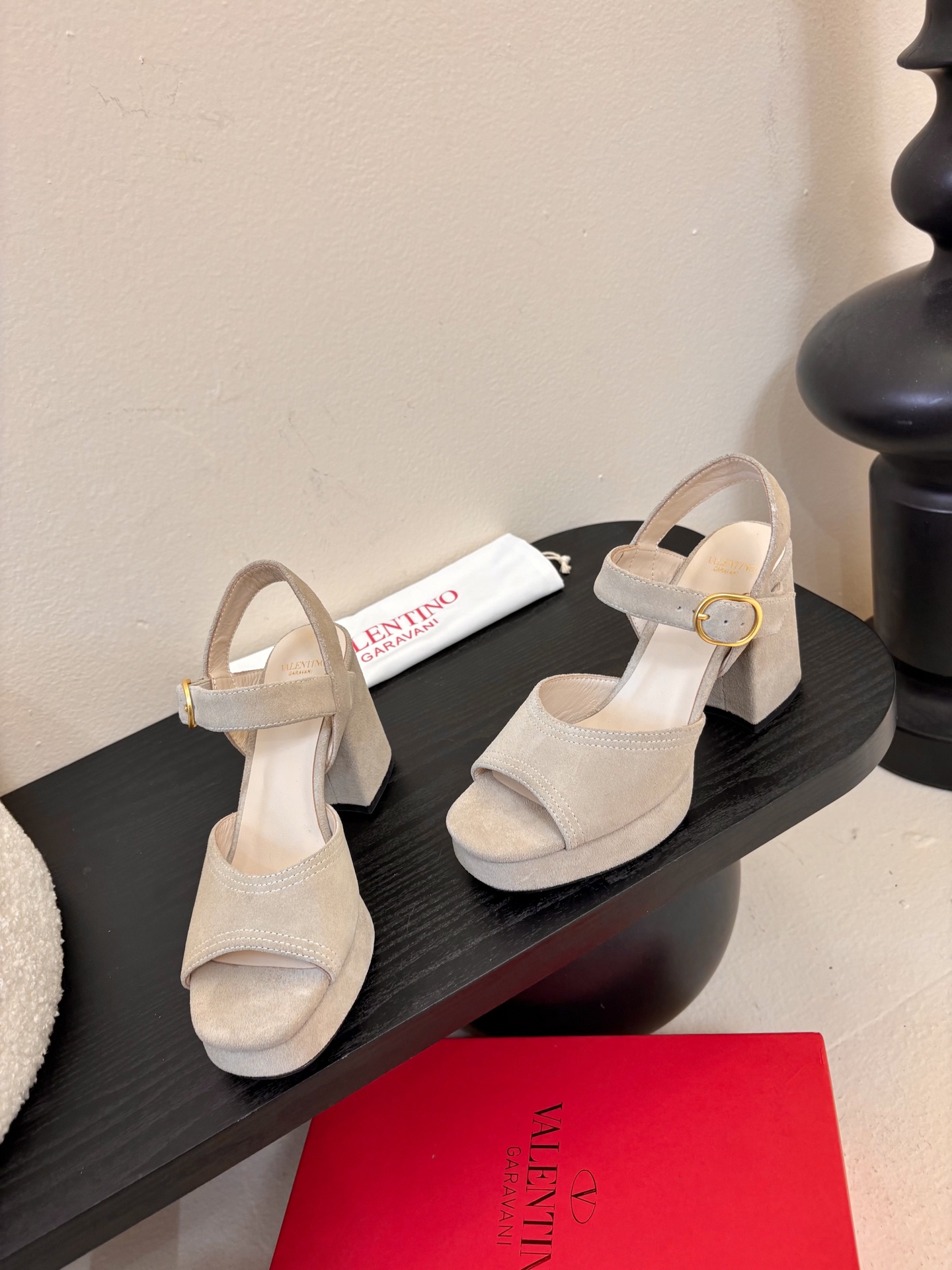 Valentino 华伦天奴 早春新品新款凉鞋 也太好穿啦...系带凉拖简直是夏天时髦巅峰鞋面 进口反牛