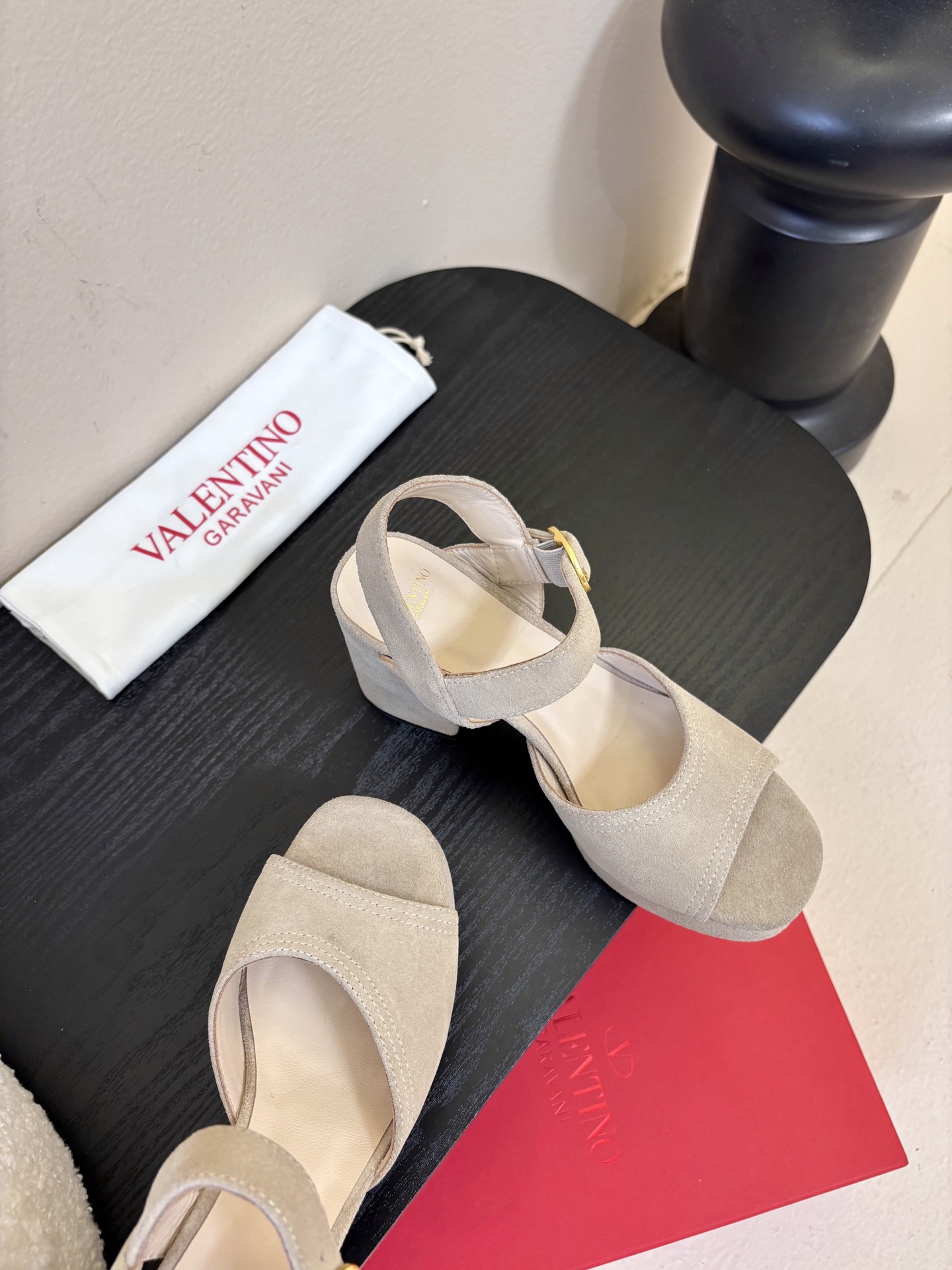 Valentino 华伦天奴 早春新品新款凉鞋 也太好穿啦...系带凉拖简直是夏天时髦巅峰鞋面 进口反牛