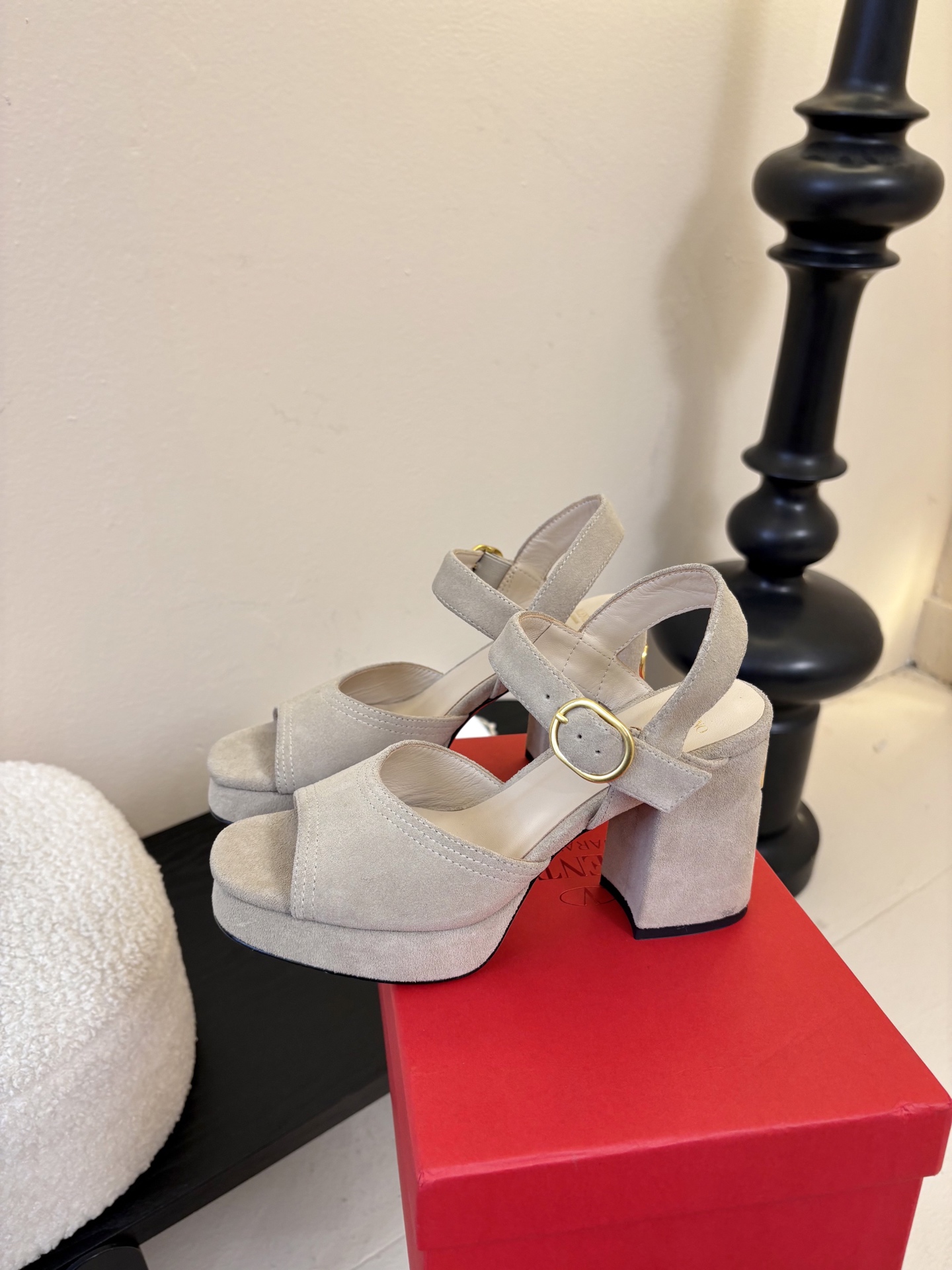 Valentino 华伦天奴 早春新品新款凉鞋 也太好穿啦...系带凉拖简直是夏天时髦巅峰鞋面 进口反牛