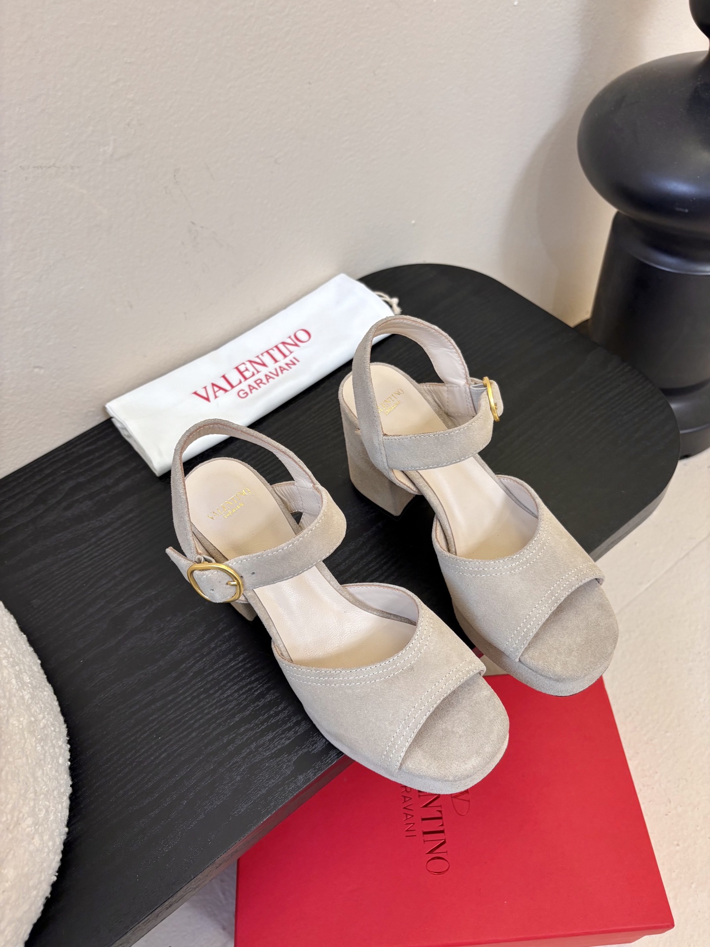 Valentino 华伦天奴 早春新品新款凉鞋 也太好穿啦...系带凉拖简直是夏天时髦巅峰鞋面 进口反牛