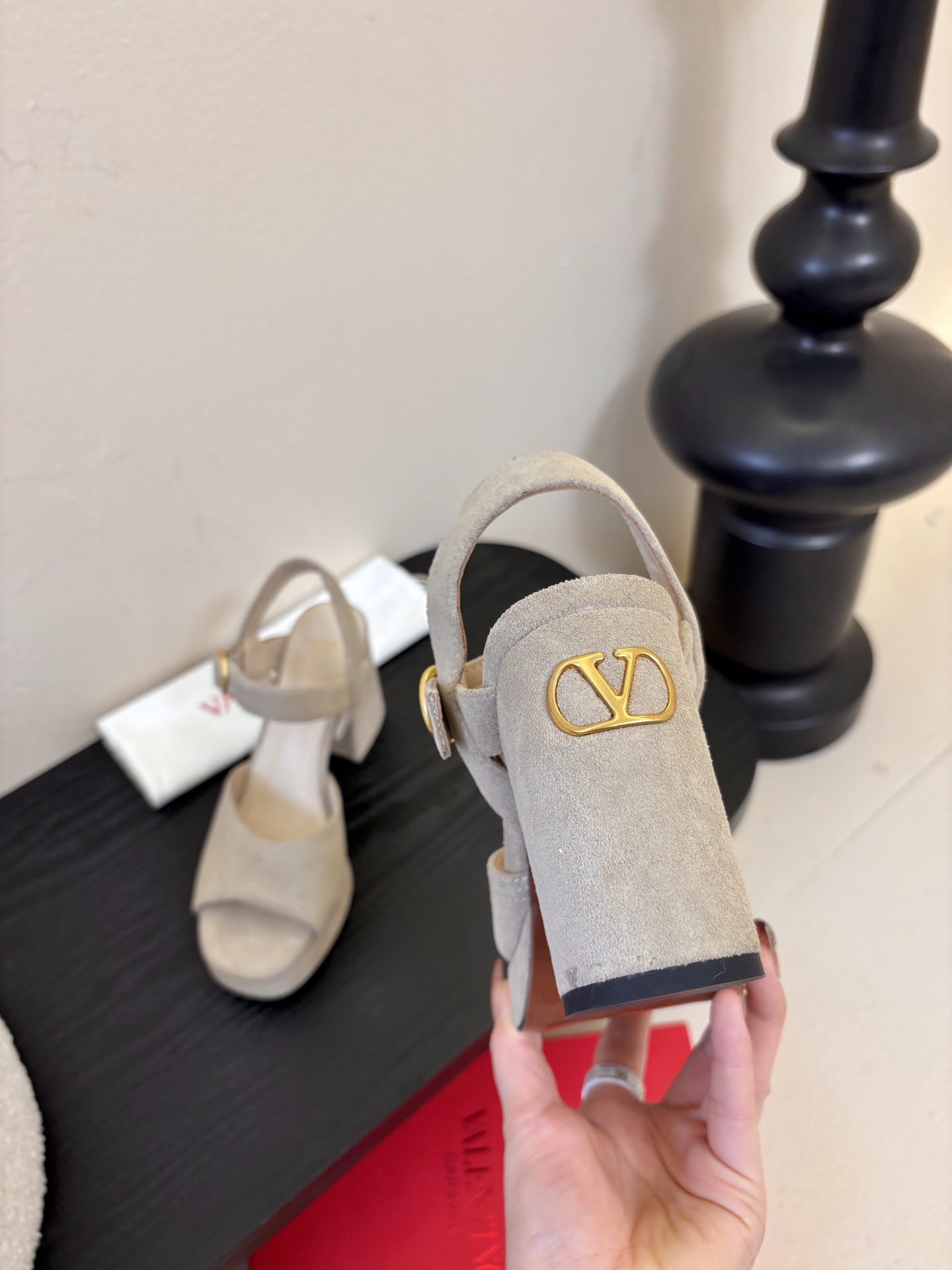 Valentino 华伦天奴 早春新品新款凉鞋 也太好穿啦...系带凉拖简直是夏天时髦巅峰鞋面 进口反牛