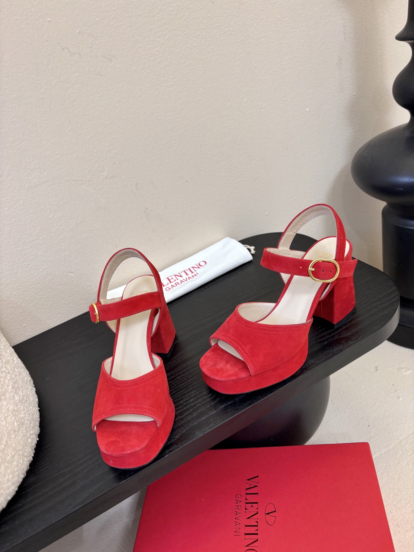 Valentino 华伦天奴 早春新品新款凉鞋 也太好穿啦...系带凉拖简直是夏天时髦巅峰鞋面 进口反牛