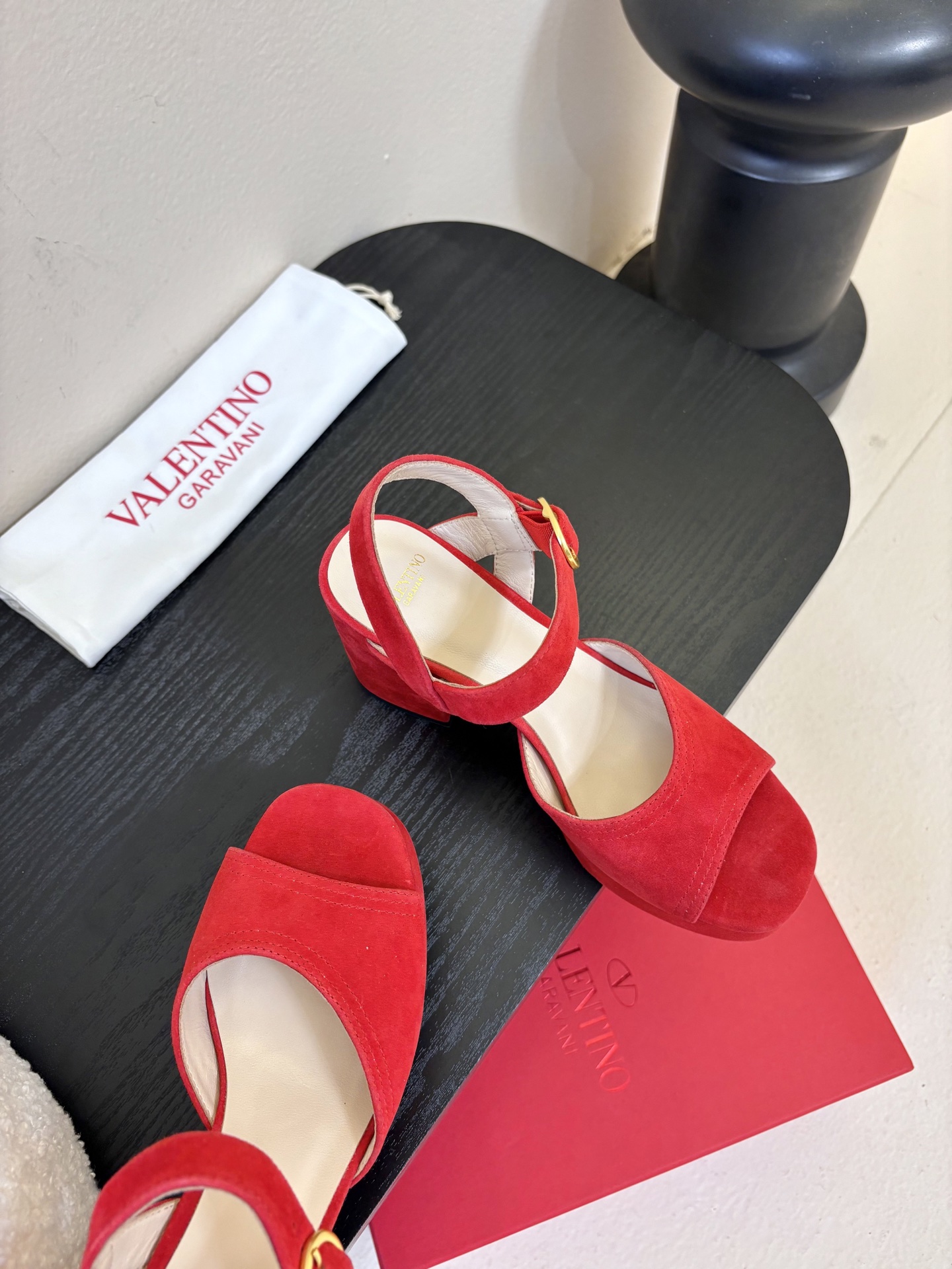 Valentino 华伦天奴 早春新品新款凉鞋 也太好穿啦...系带凉拖简直是夏天时髦巅峰鞋面 进口反牛