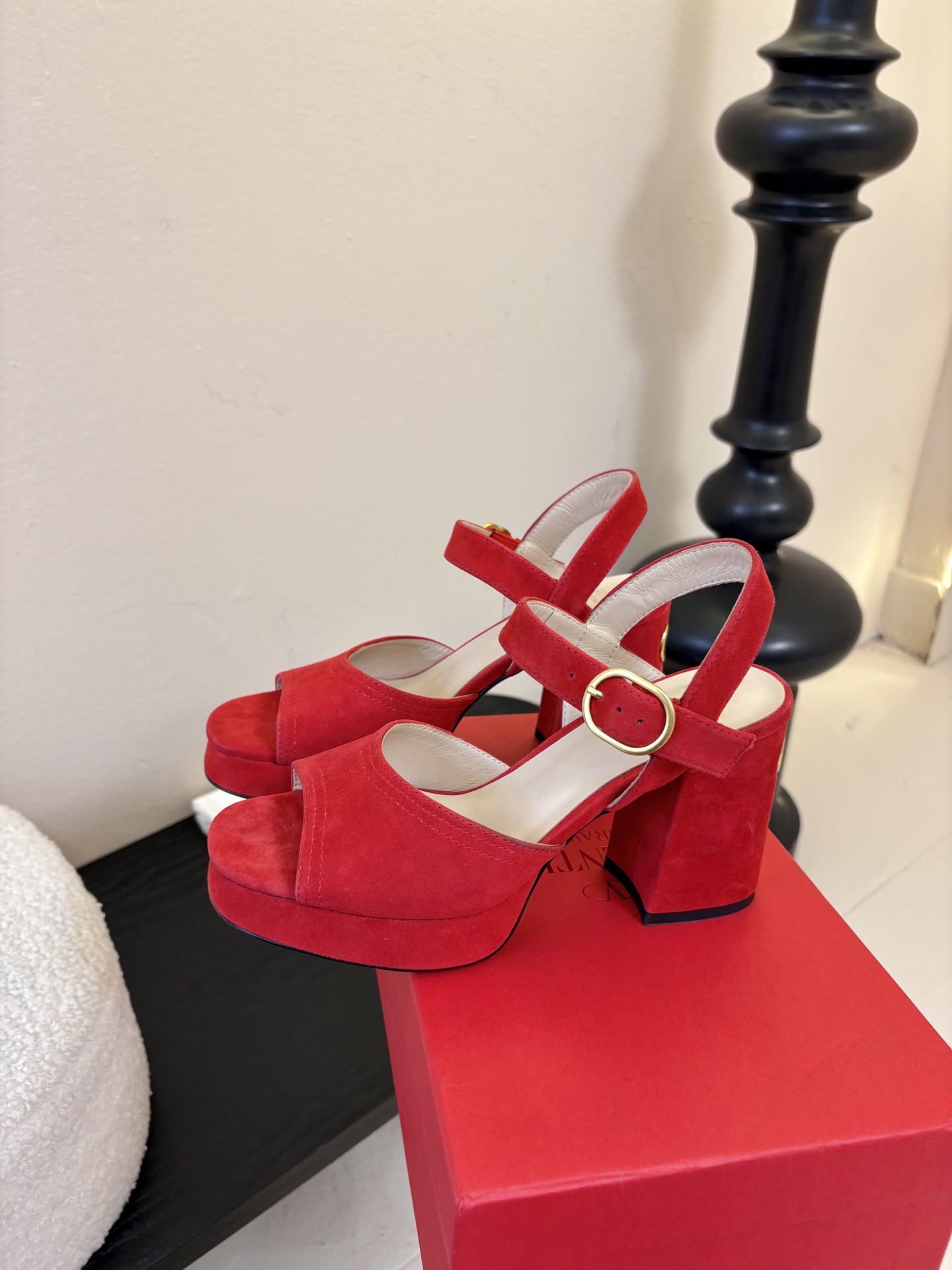 Valentino 华伦天奴 早春新品新款凉鞋 也太好穿啦...系带凉拖简直是夏天时髦巅峰鞋面 进口反牛