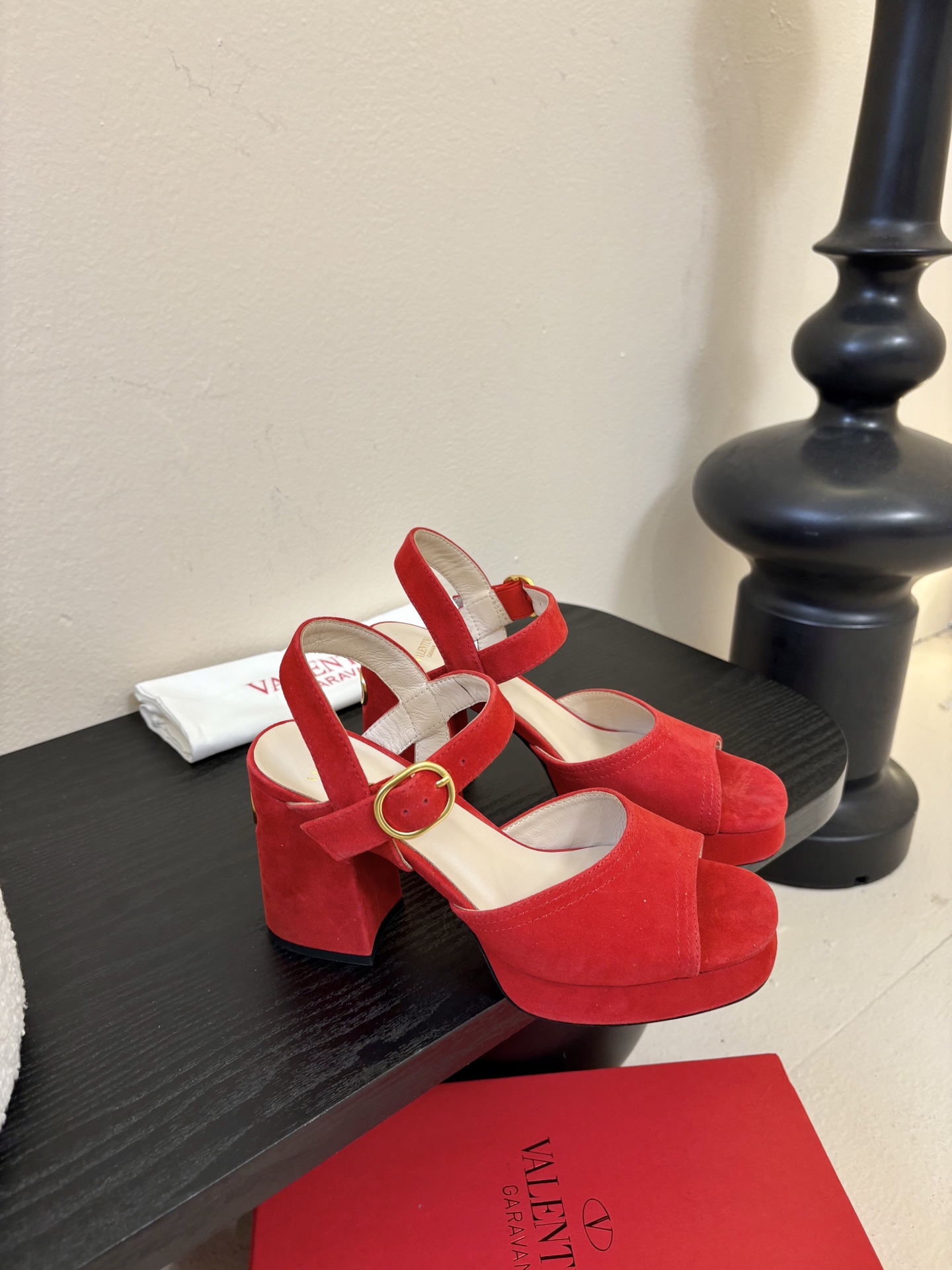 Valentino 华伦天奴 早春新品新款凉鞋 也太好穿啦...系带凉拖简直是夏天时髦巅峰鞋面 进口反牛