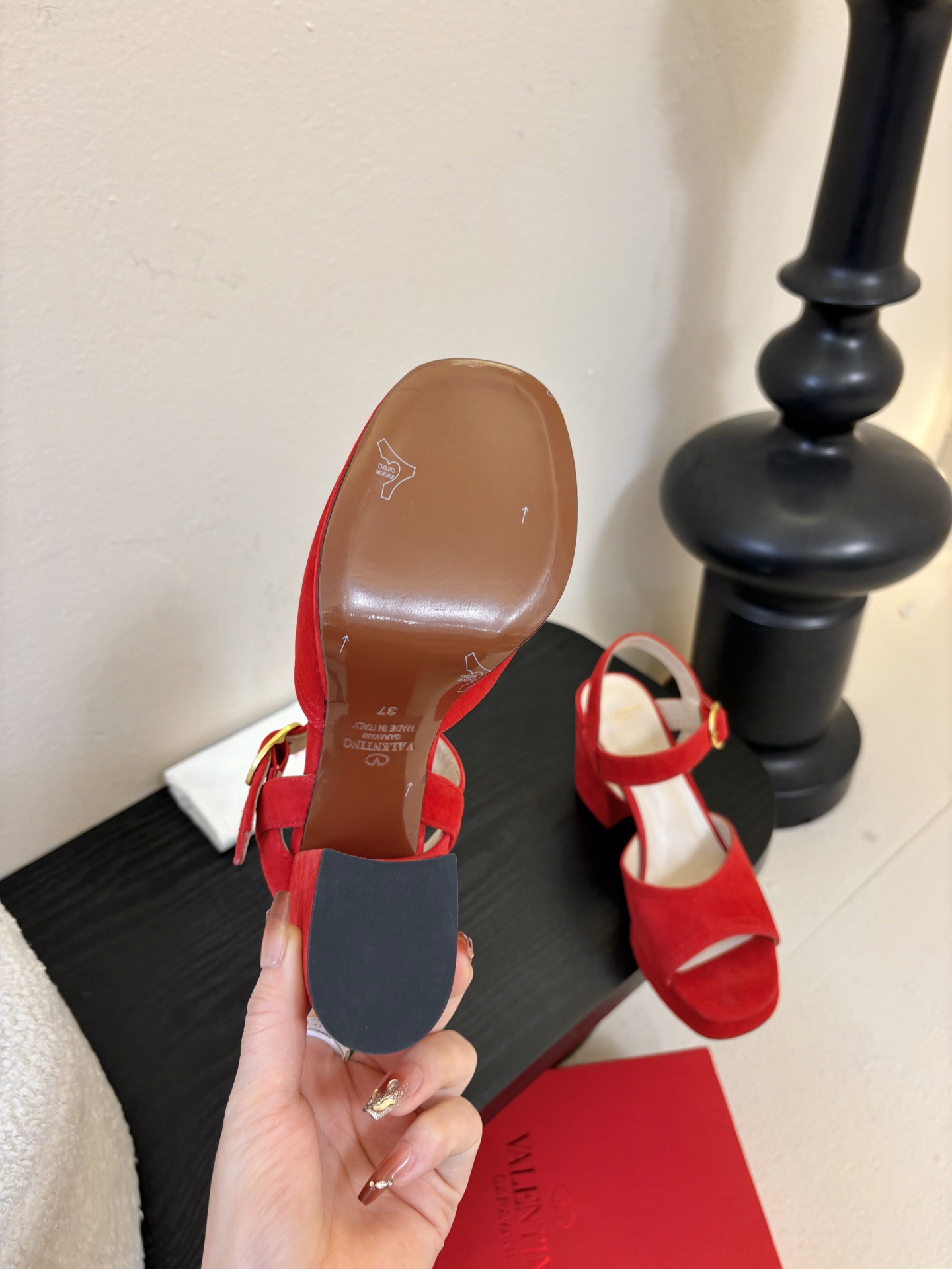 Valentino 华伦天奴 早春新品新款凉鞋 也太好穿啦...系带凉拖简直是夏天时髦巅峰鞋面 进口反牛