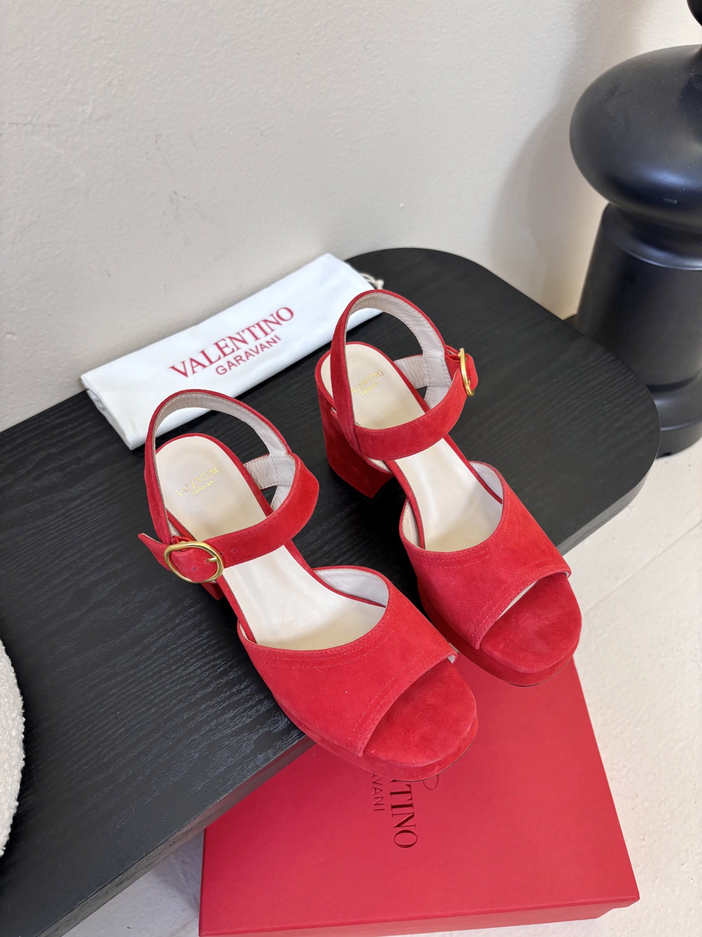 Valentino 华伦天奴 早春新品新款凉鞋 也太好穿啦...系带凉拖简直是夏天时髦巅峰鞋面 进口反牛