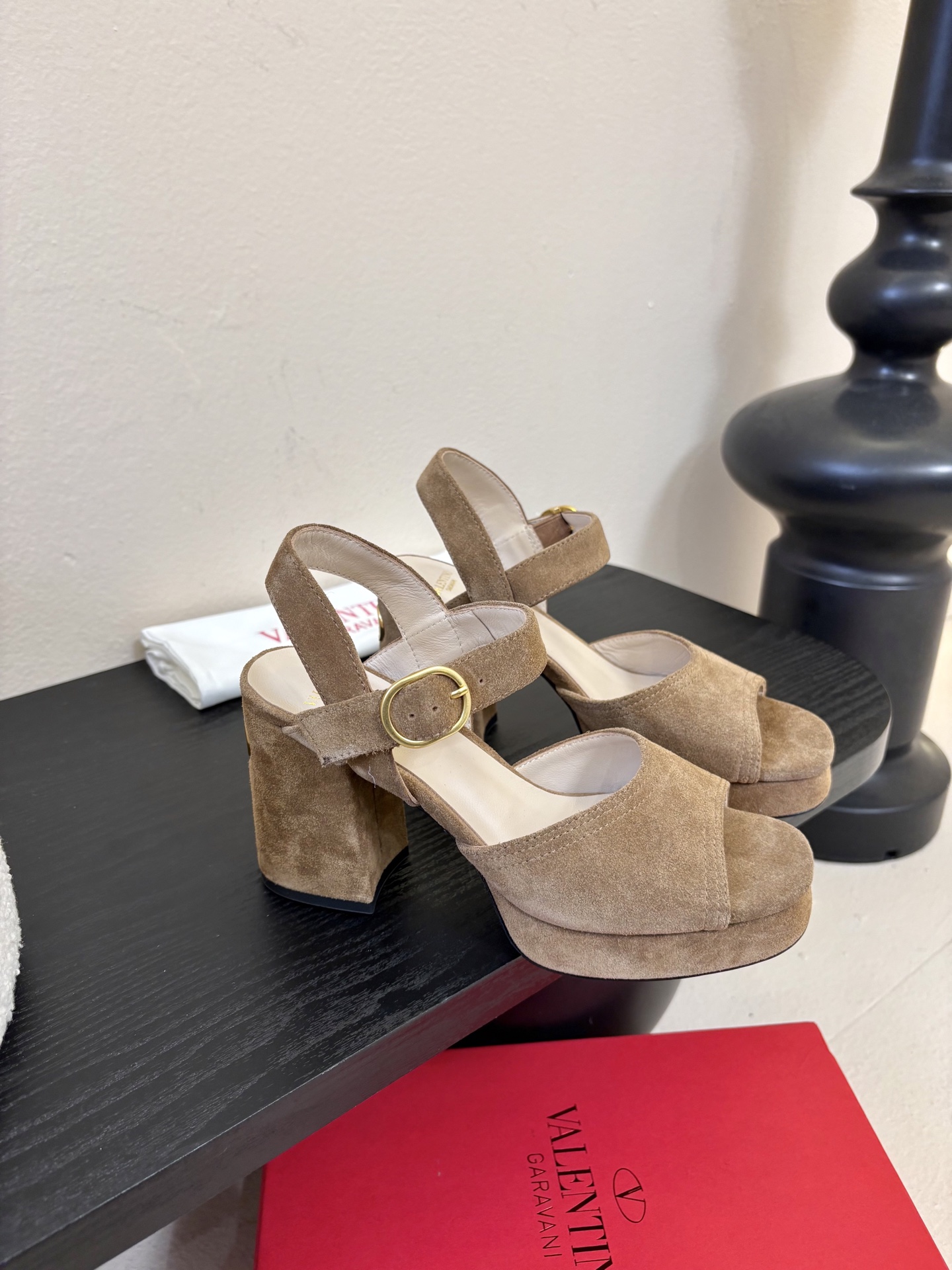 Valentino 华伦天奴 早春新品新款凉鞋 也太好穿啦...系带凉拖简直是夏天时髦巅峰鞋面 进口反牛