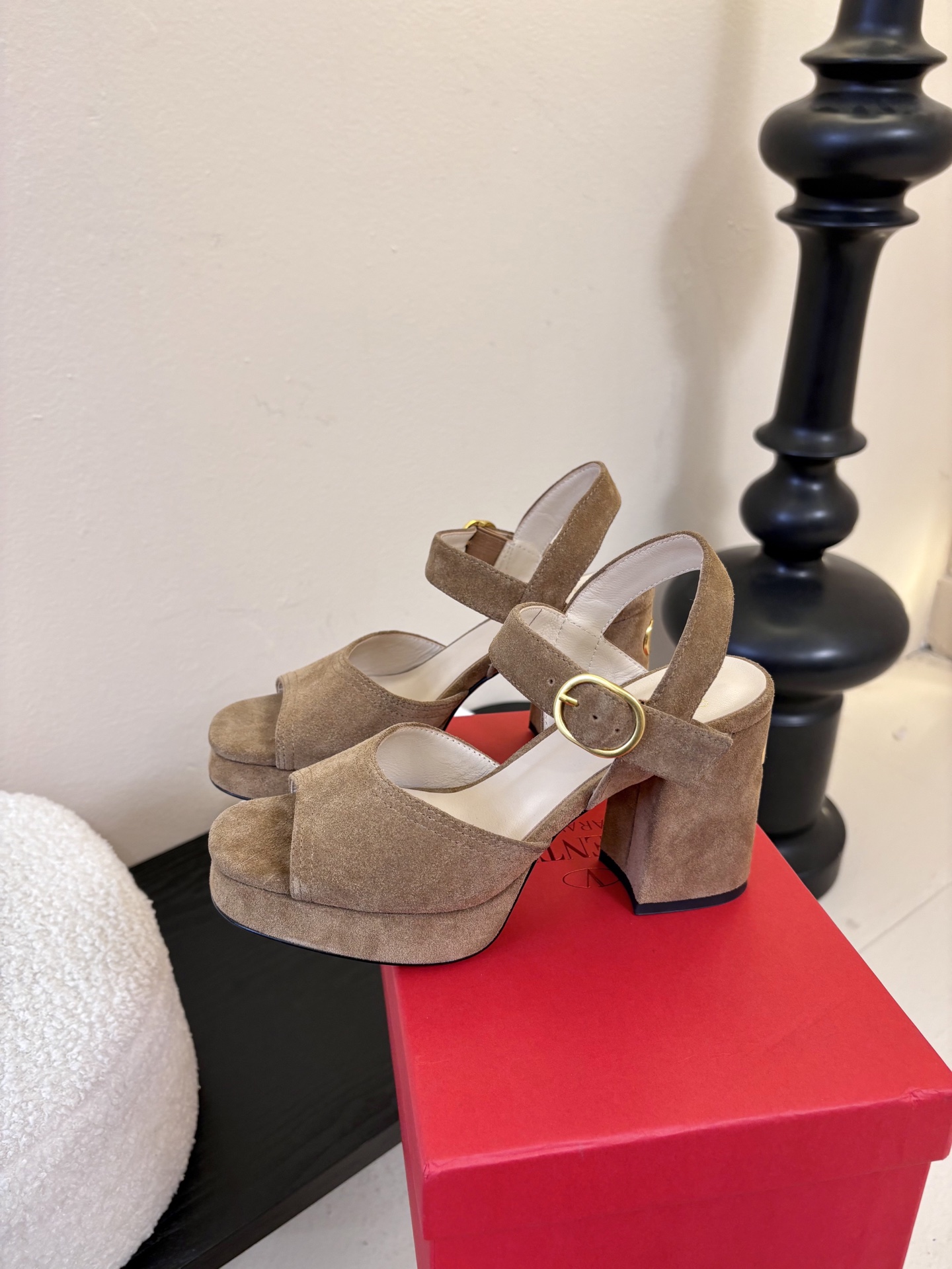 Valentino 华伦天奴 早春新品新款凉鞋 也太好穿啦...系带凉拖简直是夏天时髦巅峰鞋面 进口反牛