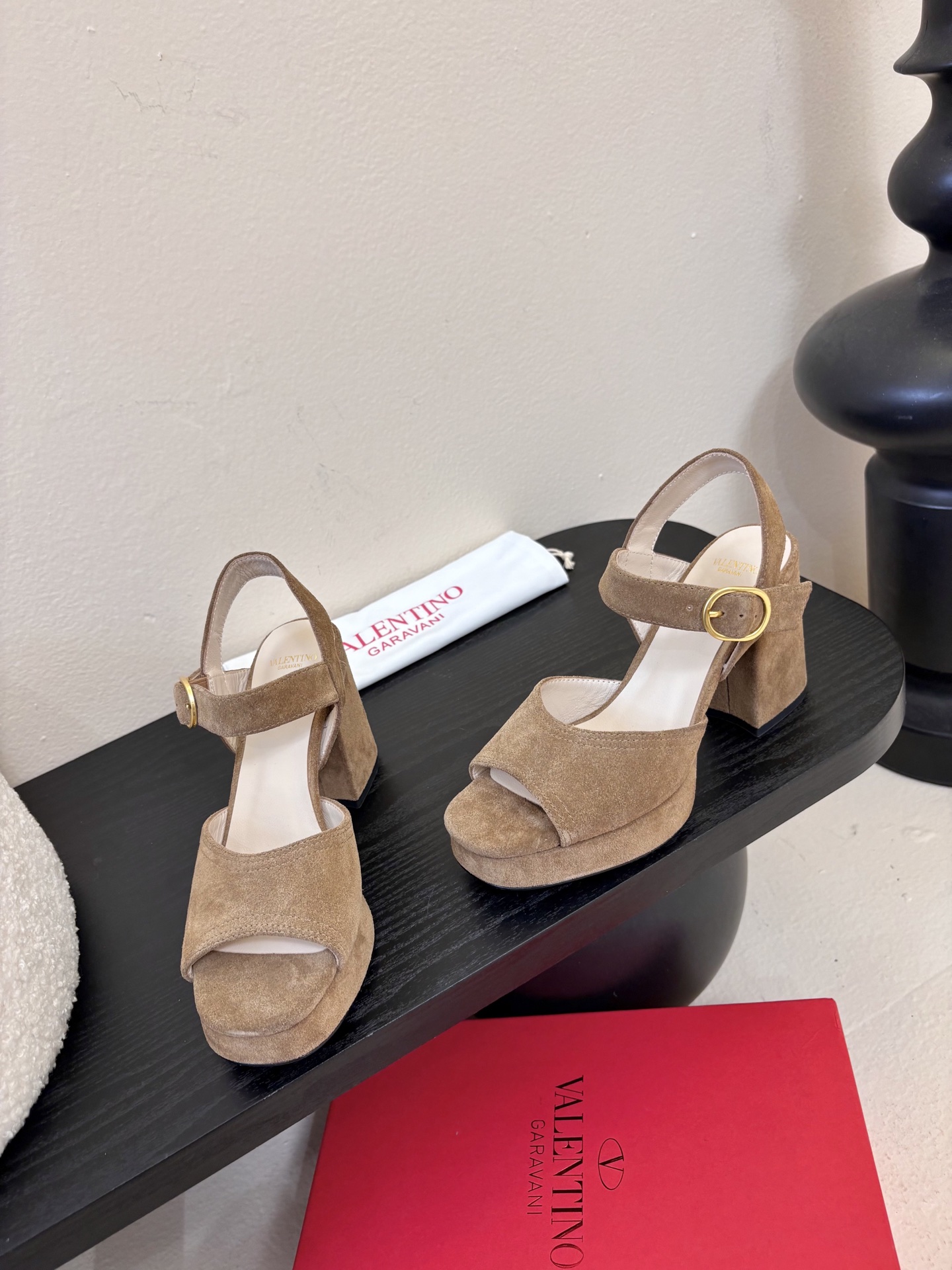 Valentino 华伦天奴 早春新品新款凉鞋 也太好穿啦...系带凉拖简直是夏天时髦巅峰鞋面 进口反牛