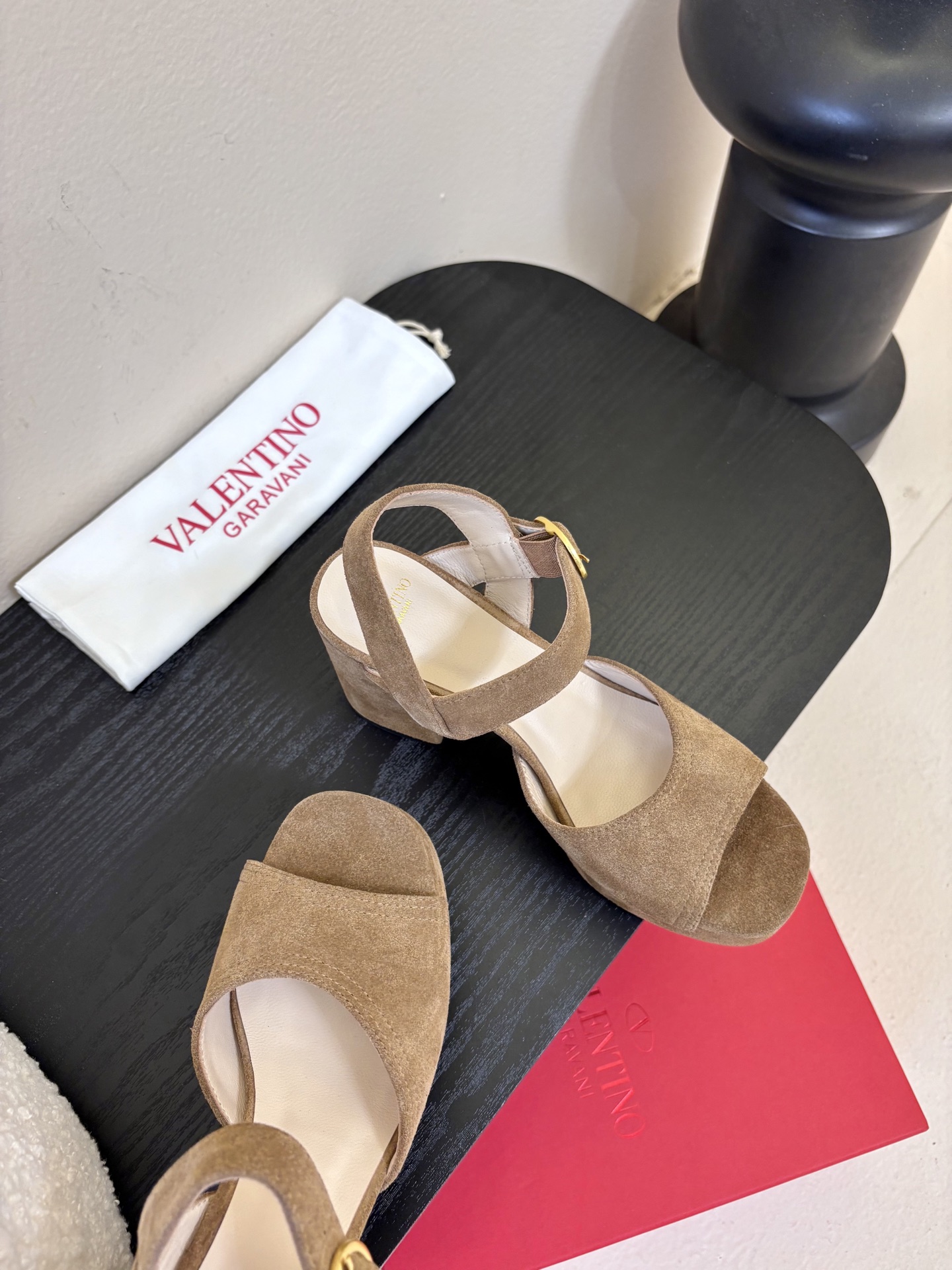 Valentino 华伦天奴 早春新品新款凉鞋 也太好穿啦...系带凉拖简直是夏天时髦巅峰鞋面 进口反牛