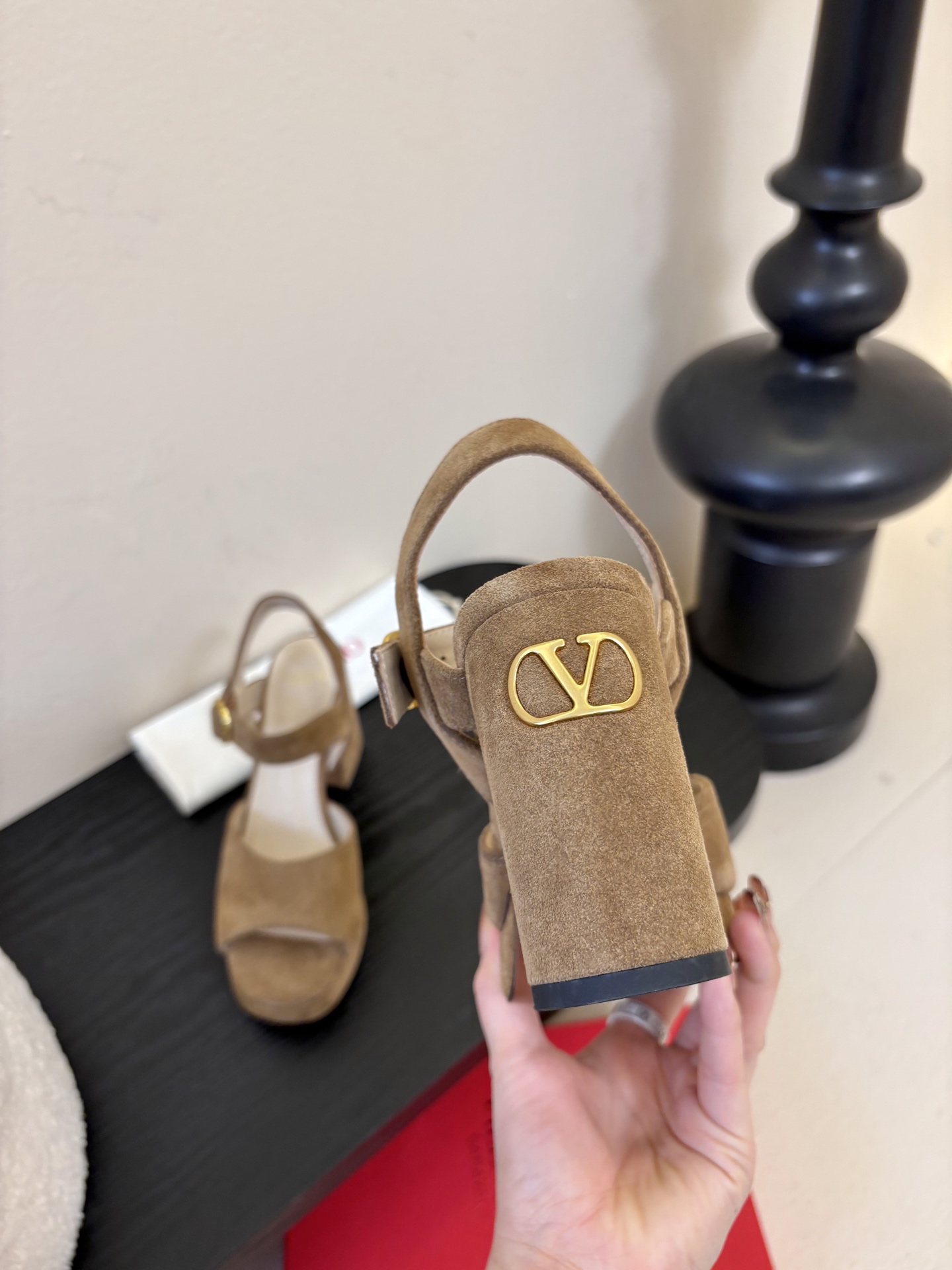 Valentino 华伦天奴 早春新品新款凉鞋 也太好穿啦...系带凉拖简直是夏天时髦巅峰鞋面 进口反牛