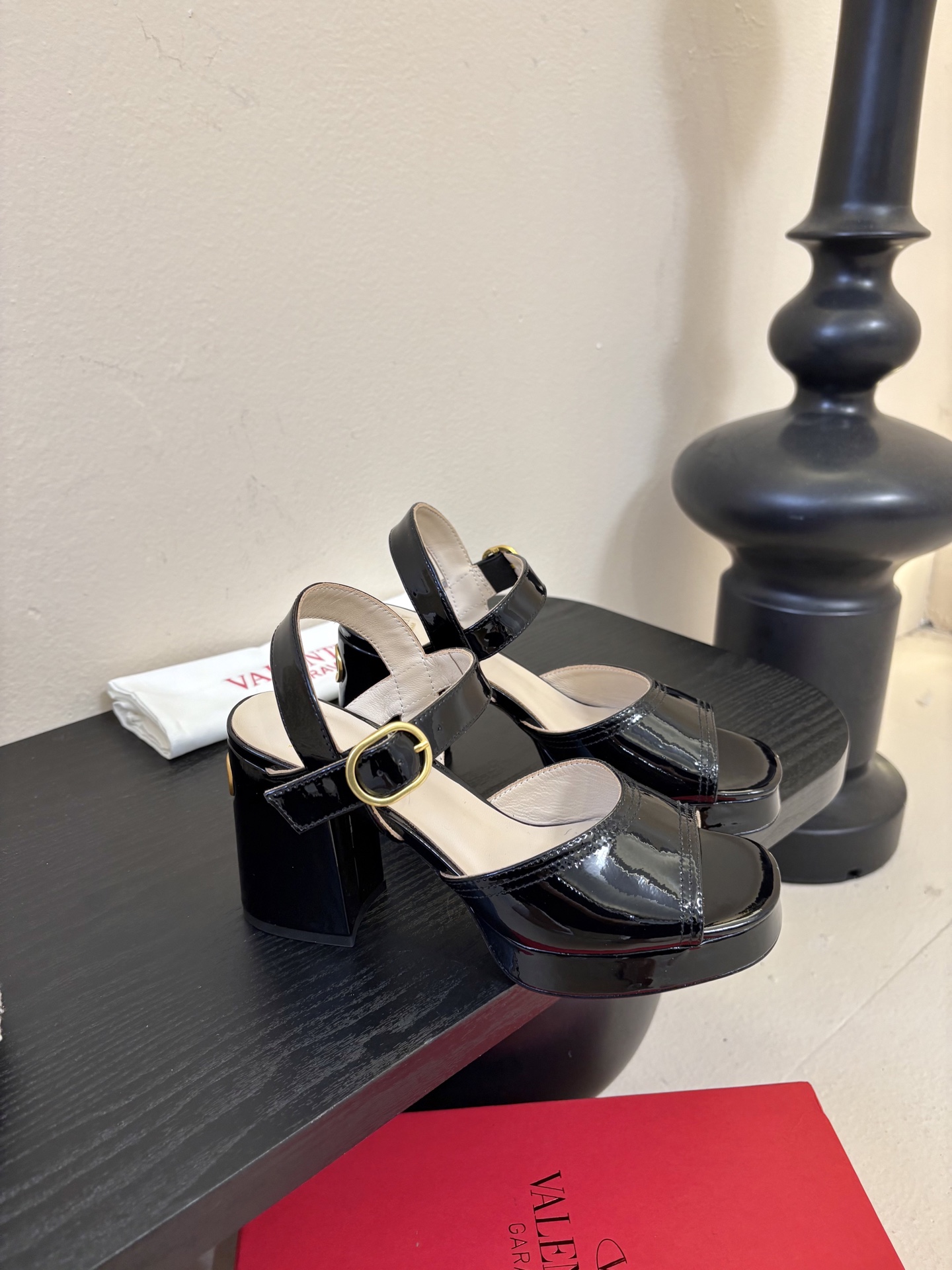 Valentino 华伦天奴 早春新品新款凉鞋 也太好穿啦...系带凉拖简直是夏天时髦巅峰鞋面 进口漆皮