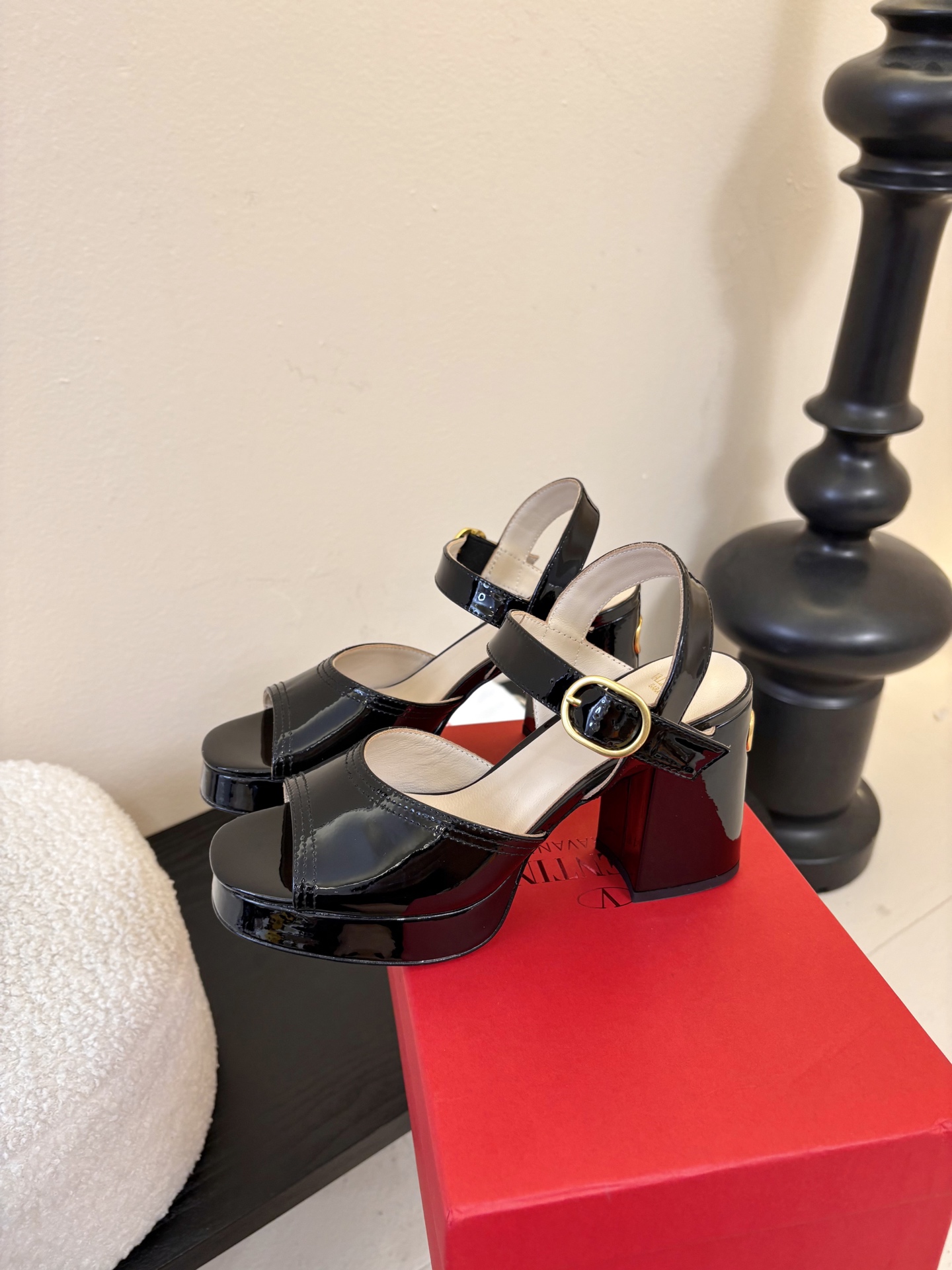 Valentino 华伦天奴 早春新品新款凉鞋 也太好穿啦...系带凉拖简直是夏天时髦巅峰鞋面 进口漆皮