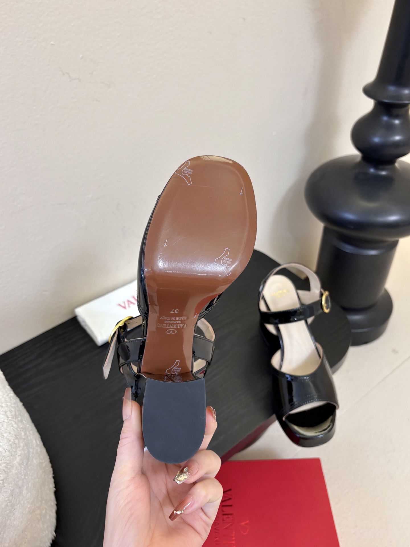 Valentino 华伦天奴 早春新品新款凉鞋 也太好穿啦...系带凉拖简直是夏天时髦巅峰鞋面 进口漆皮