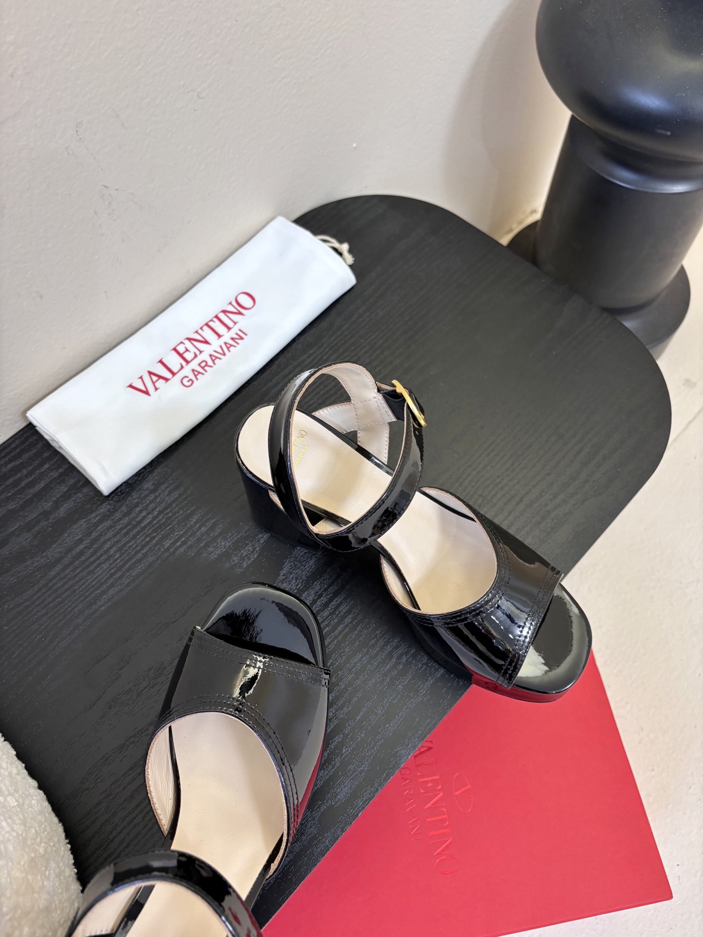 Valentino 华伦天奴 早春新品新款凉鞋 也太好穿啦...系带凉拖简直是夏天时髦巅峰鞋面 进口漆皮