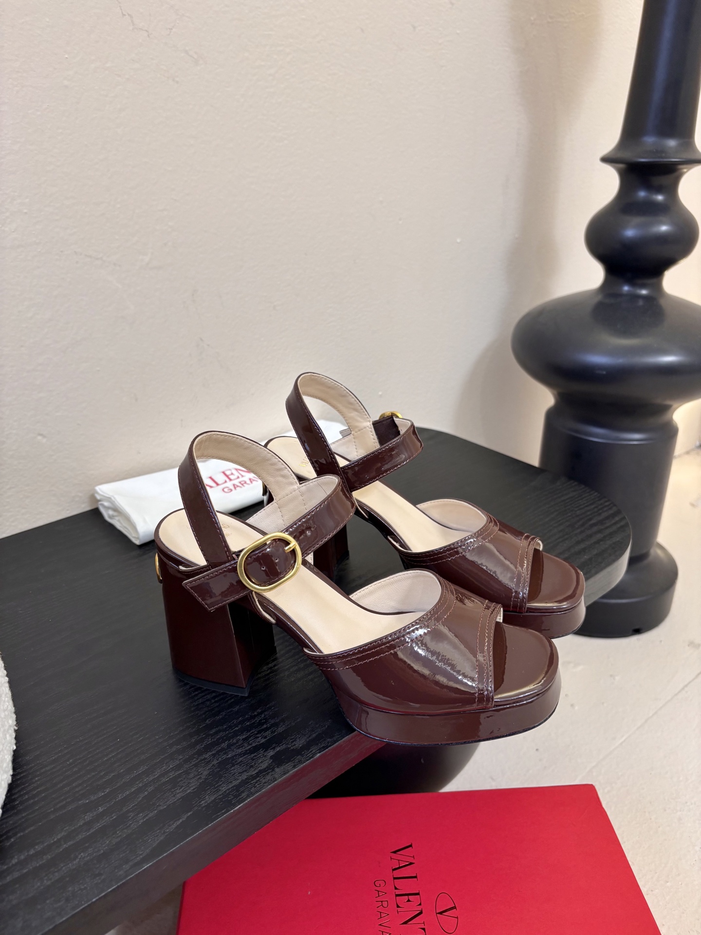 Valentino 华伦天奴 早春新品新款凉鞋 也太好穿啦...系带凉拖简直是夏天时髦巅峰鞋面 进口漆皮