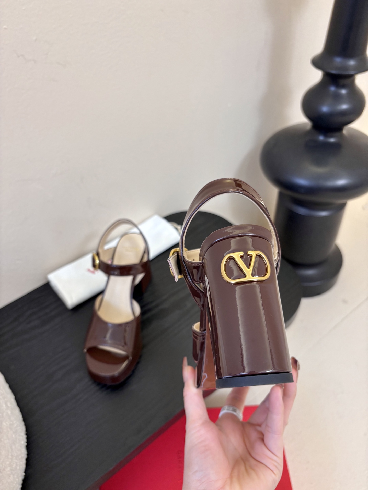 Valentino 华伦天奴 早春新品新款凉鞋 也太好穿啦...系带凉拖简直是夏天时髦巅峰鞋面 进口漆皮