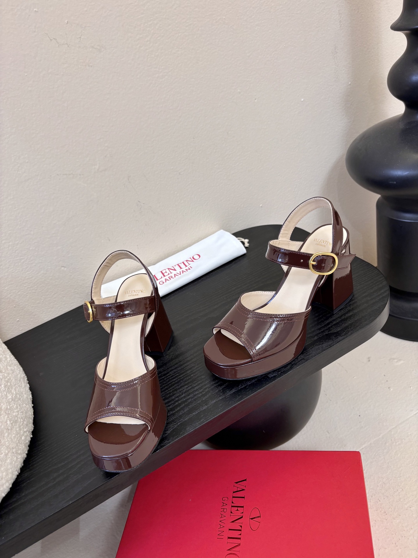 Valentino 华伦天奴 早春新品新款凉鞋 也太好穿啦...系带凉拖简直是夏天时髦巅峰鞋面 进口漆皮