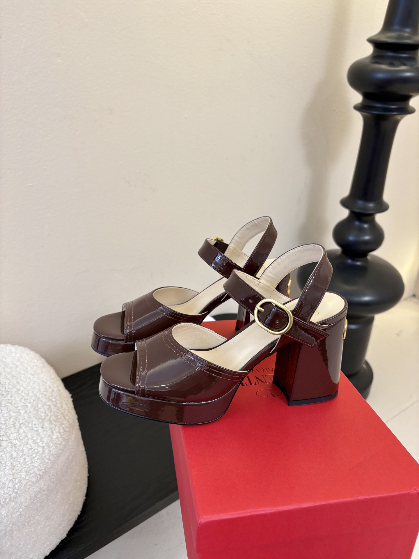 Valentino 华伦天奴 早春新品新款凉鞋 也太好穿啦...系带凉拖简直是夏天时髦巅峰鞋面 进口漆皮