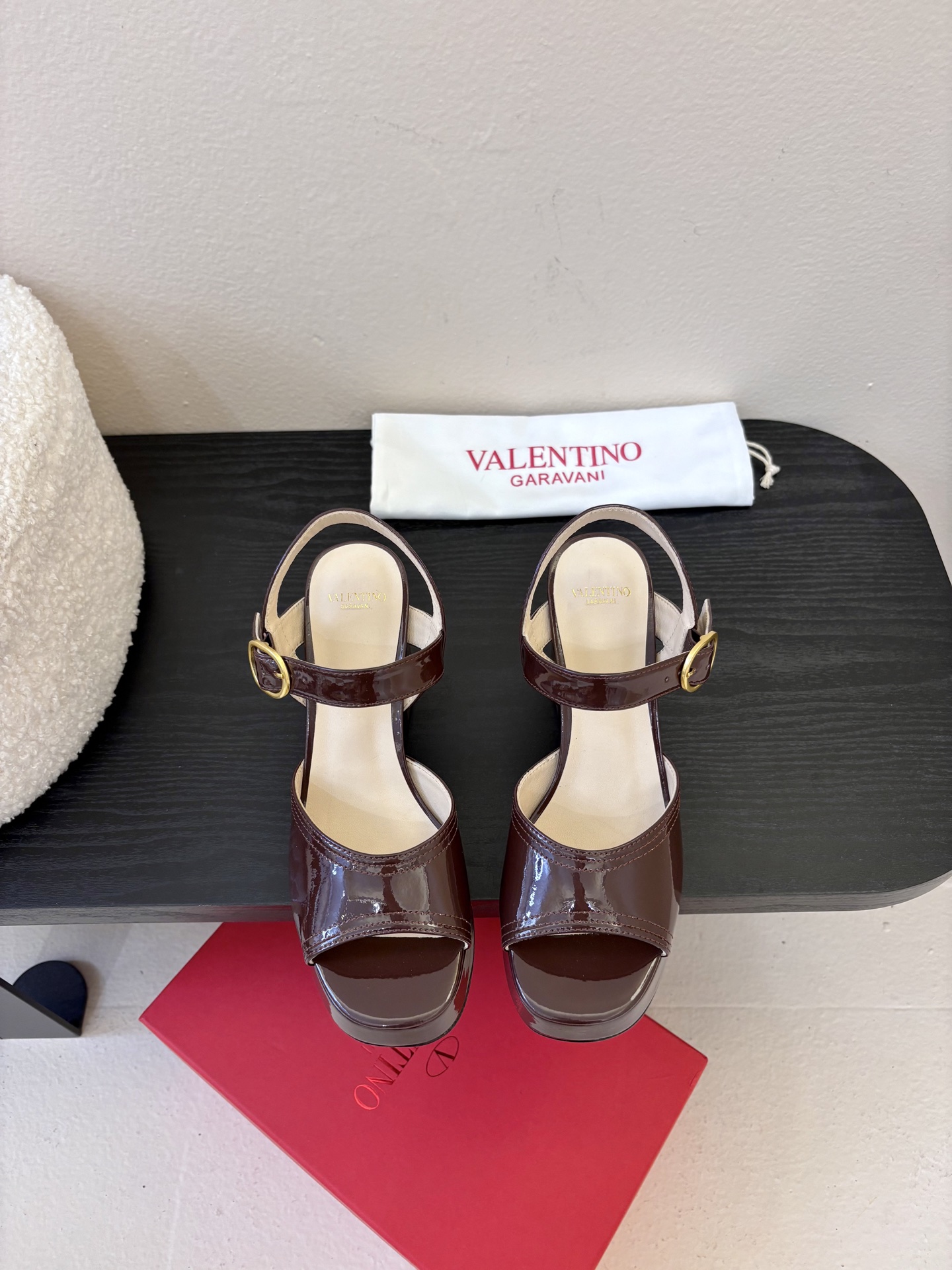 Valentino 华伦天奴 早春新品新款凉鞋 也太好穿啦...系带凉拖简直是夏天时髦巅峰鞋面 进口漆皮