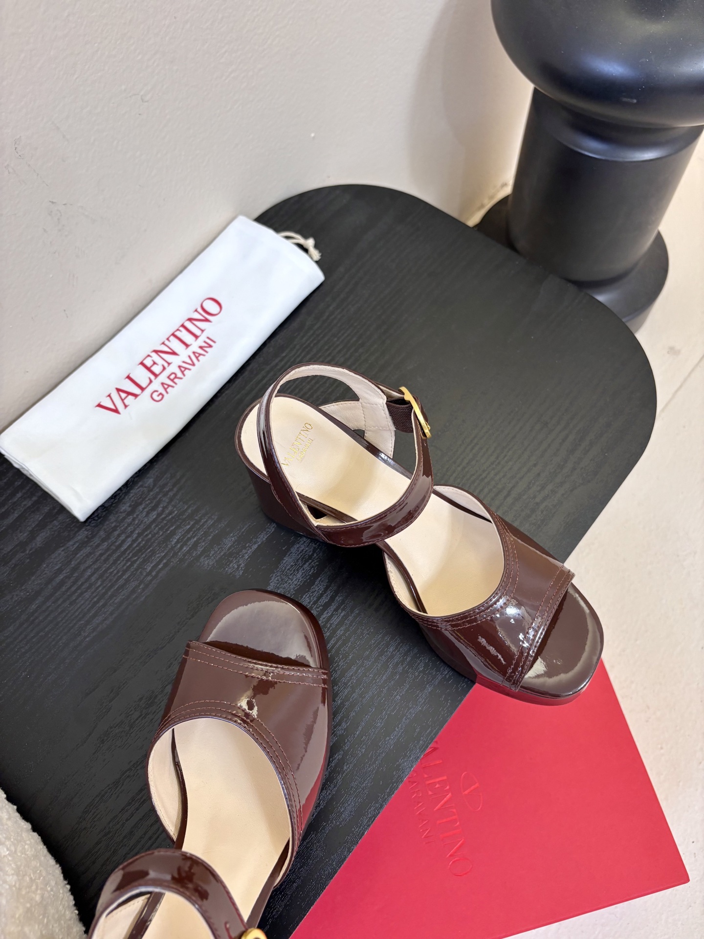 Valentino 华伦天奴 早春新品新款凉鞋 也太好穿啦...系带凉拖简直是夏天时髦巅峰鞋面 进口漆皮