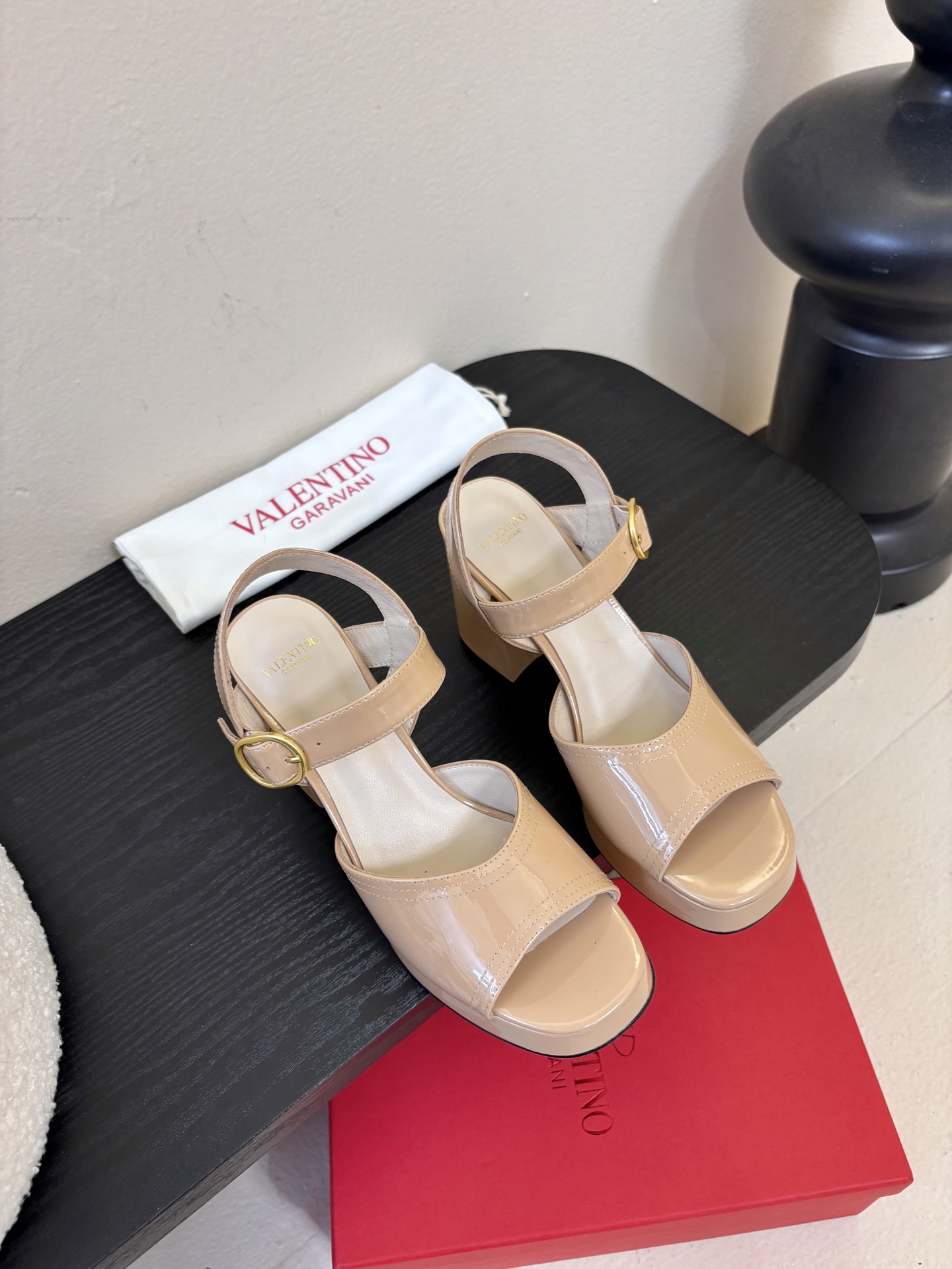 Valentino 华伦天奴 早春新品新款凉鞋 也太好穿啦...系带凉拖简直是夏天时髦巅峰鞋面 进口漆皮