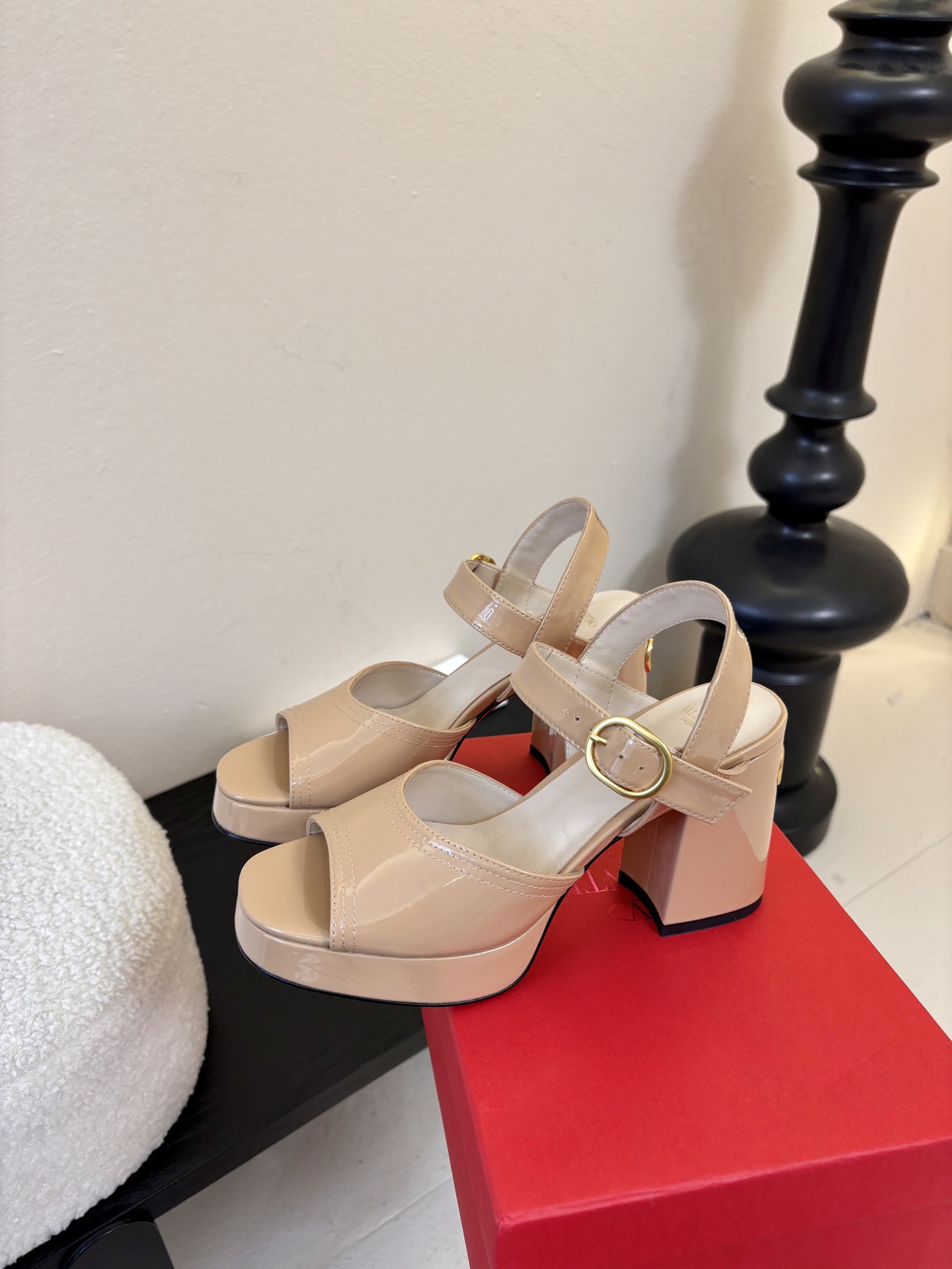 Valentino 华伦天奴 早春新品新款凉鞋 也太好穿啦...系带凉拖简直是夏天时髦巅峰鞋面 进口漆皮