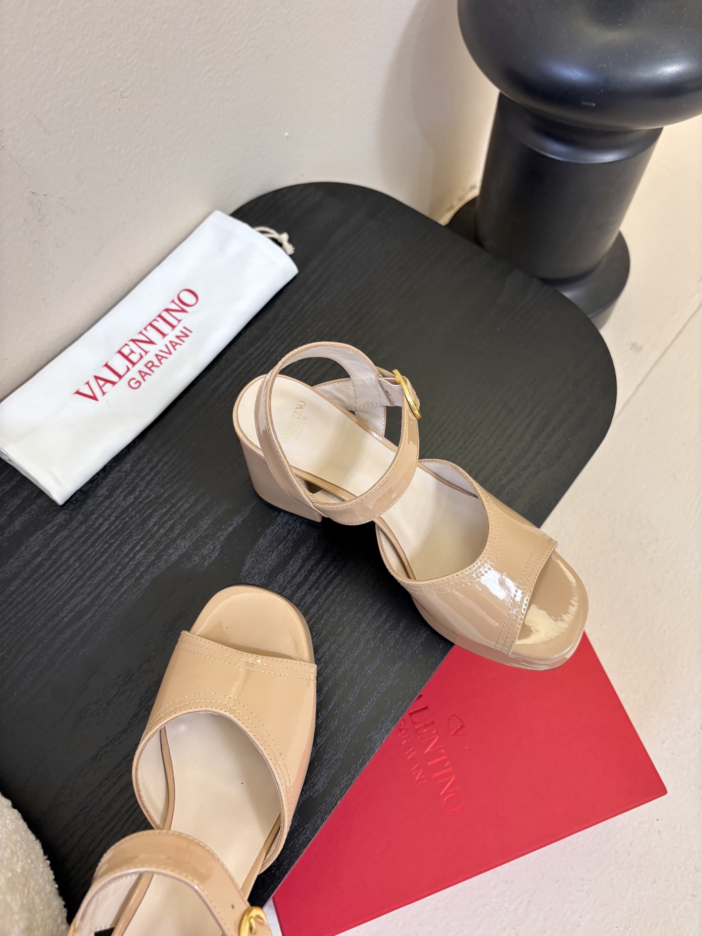 Valentino 华伦天奴 早春新品新款凉鞋 也太好穿啦...系带凉拖简直是夏天时髦巅峰鞋面 进口漆皮