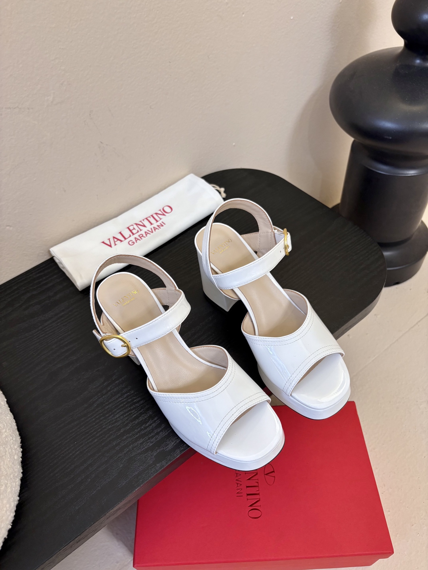 Valentino 华伦天奴 早春新品新款凉鞋 也太好穿啦...系带凉拖简直是夏天时髦巅峰鞋面 进口漆皮