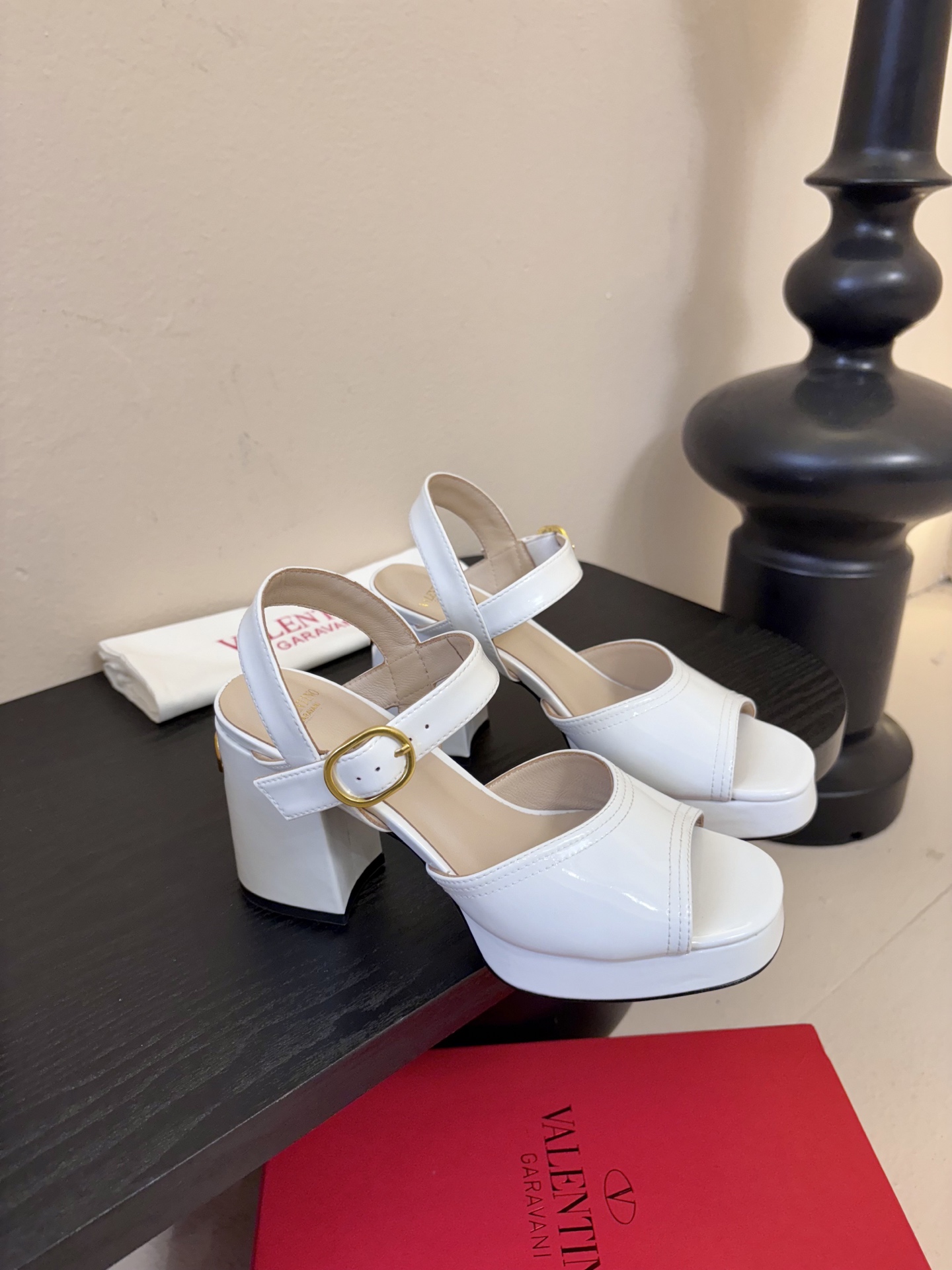 Valentino 华伦天奴 早春新品新款凉鞋 也太好穿啦...系带凉拖简直是夏天时髦巅峰鞋面 进口漆皮