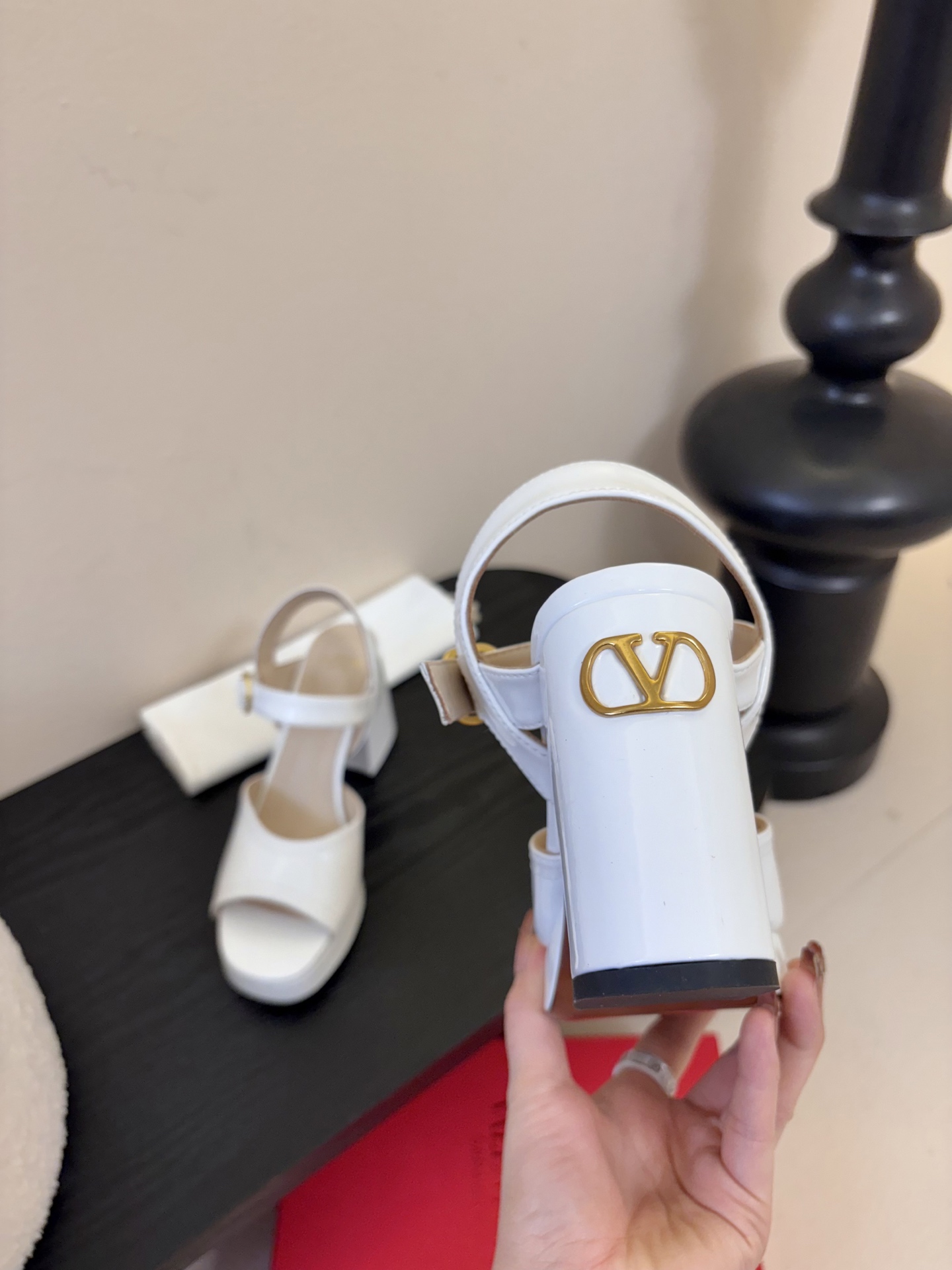 Valentino 华伦天奴 早春新品新款凉鞋 也太好穿啦...系带凉拖简直是夏天时髦巅峰鞋面 进口漆皮