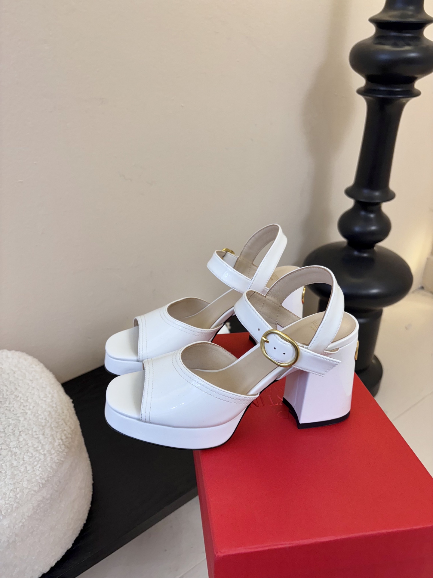 Valentino 华伦天奴 早春新品新款凉鞋 也太好穿啦...系带凉拖简直是夏天时髦巅峰鞋面 进口漆皮