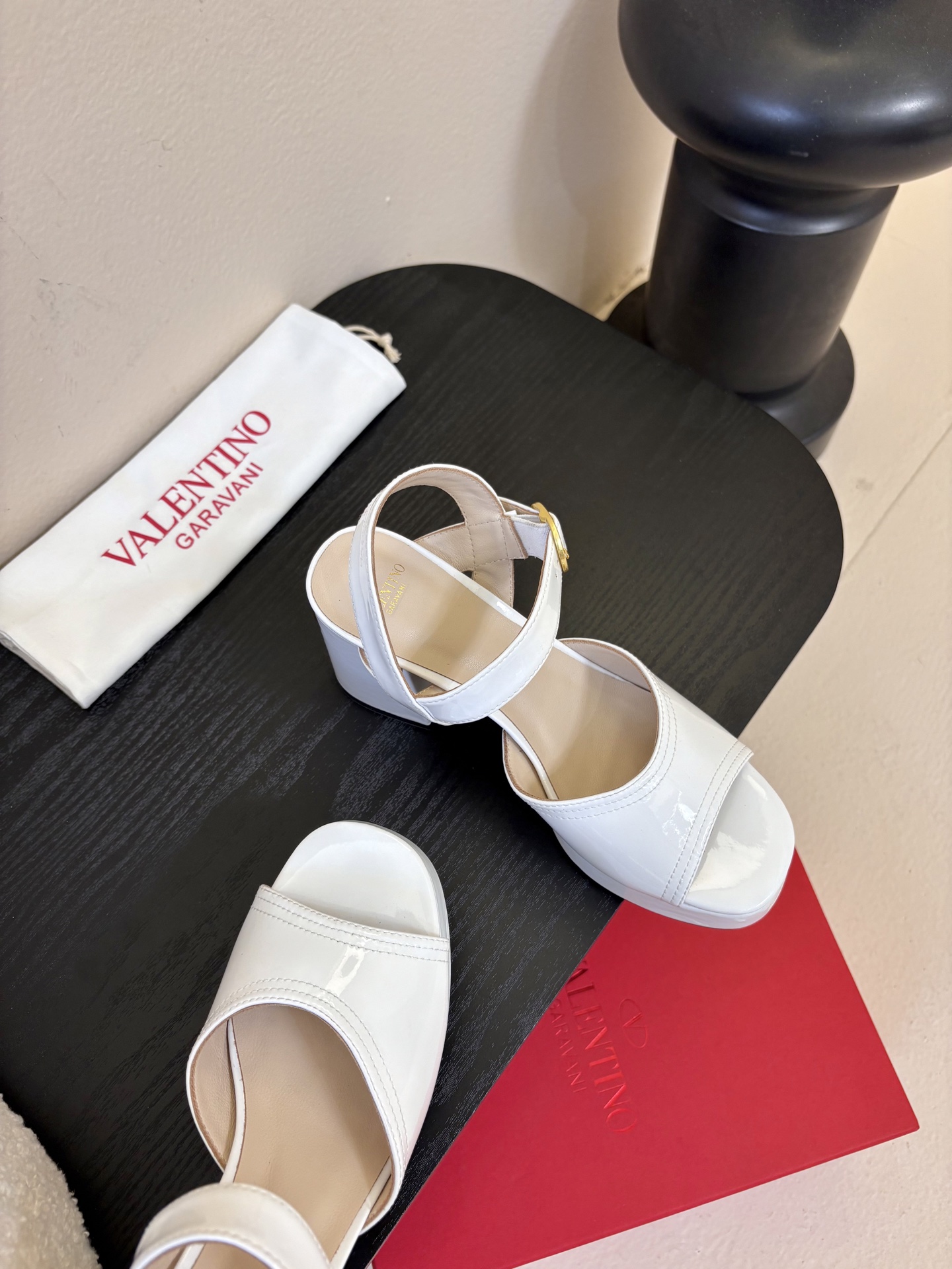 Valentino 华伦天奴 早春新品新款凉鞋 也太好穿啦...系带凉拖简直是夏天时髦巅峰鞋面 进口漆皮