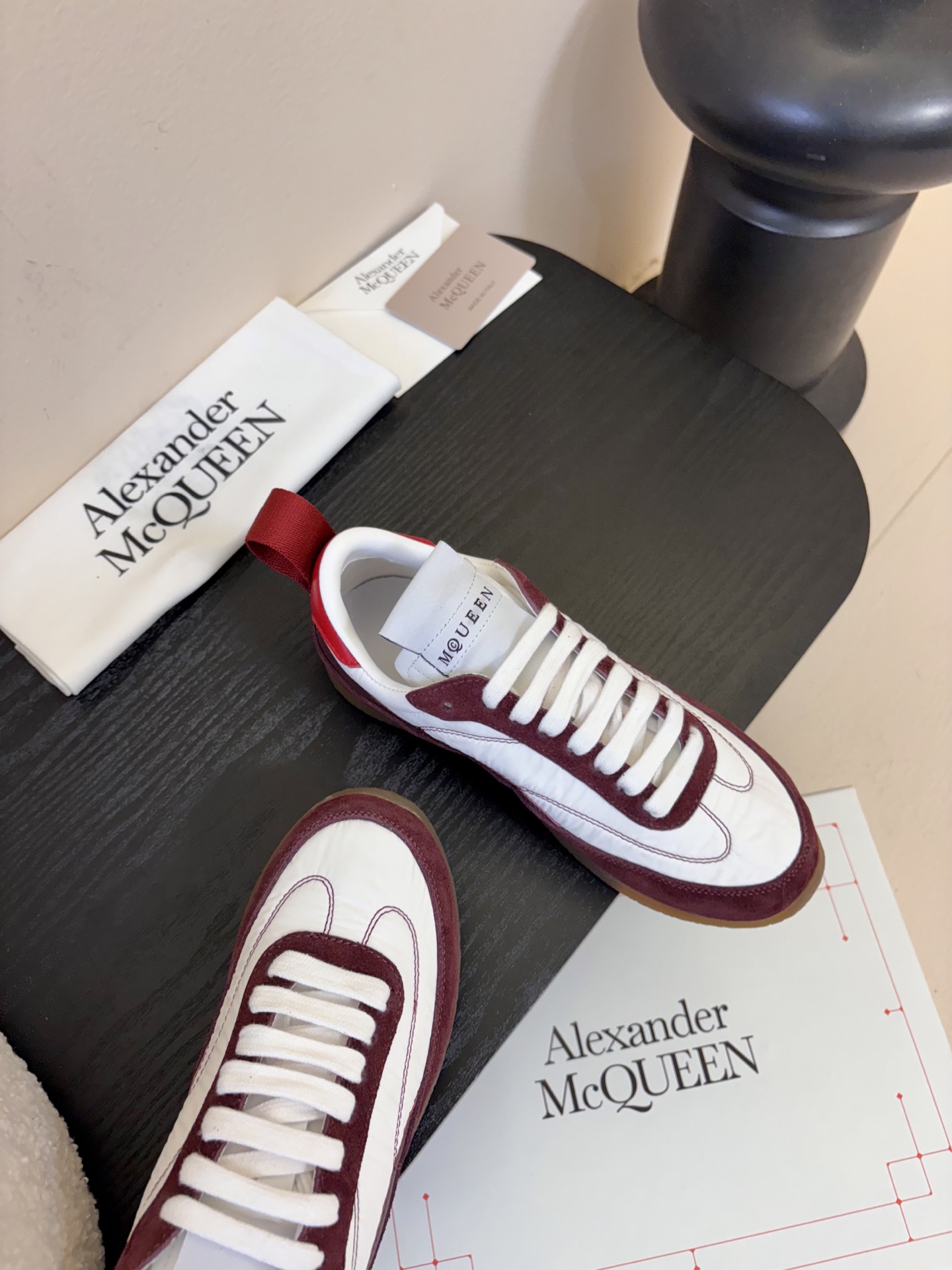 男款➕10麦昆这双新鞋 我愿称之为“懒人穿搭王炸”💥今天逛店一眼被麦昆这双新鞋勾走魂了！奶白拼浅灰麂皮也