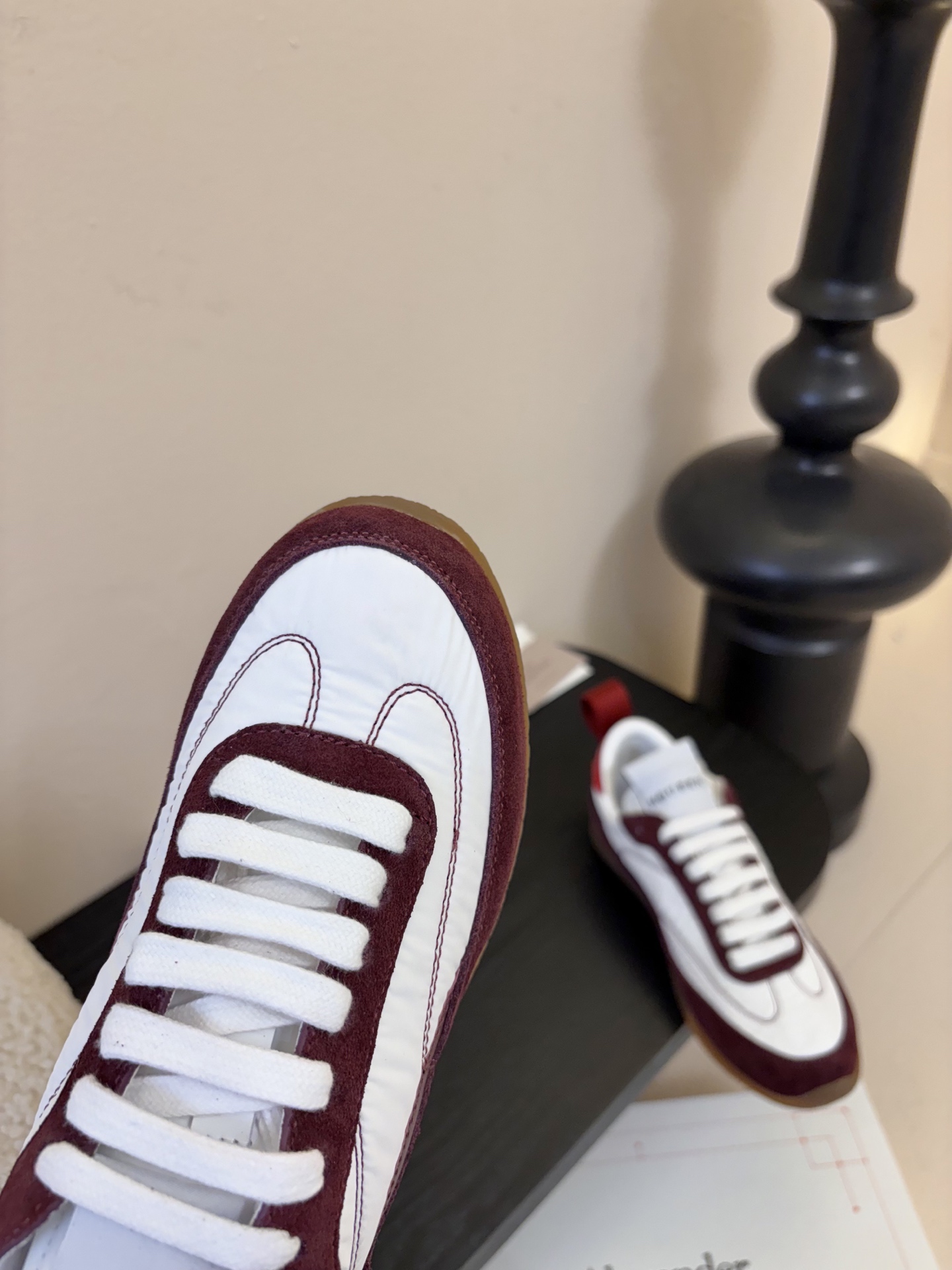 男款➕10麦昆这双新鞋 我愿称之为“懒人穿搭王炸”💥今天逛店一眼被麦昆这双新鞋勾走魂了！奶白拼浅灰麂皮也