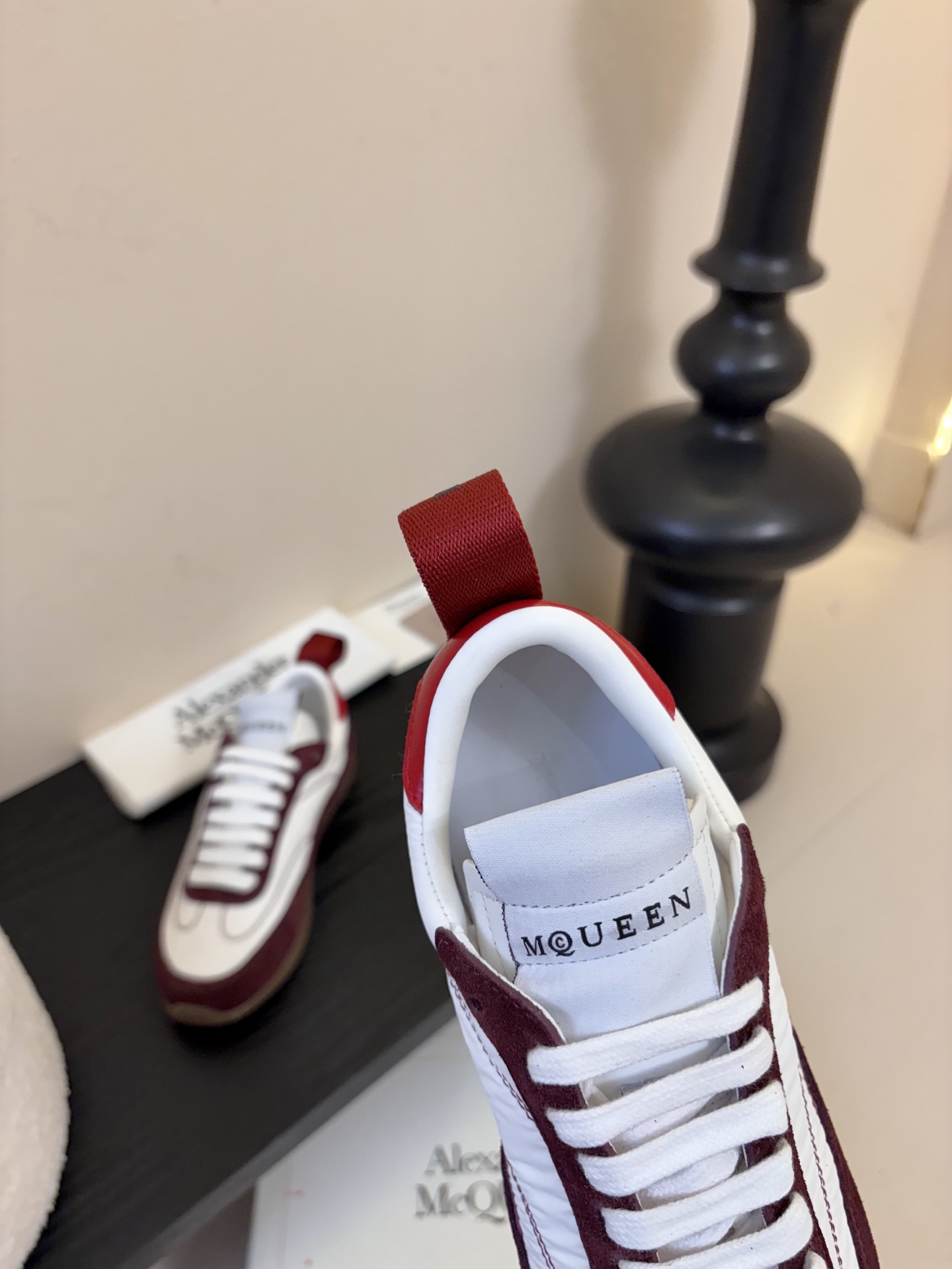 男款➕10麦昆这双新鞋 我愿称之为“懒人穿搭王炸”💥今天逛店一眼被麦昆这双新鞋勾走魂了！奶白拼浅灰麂皮也