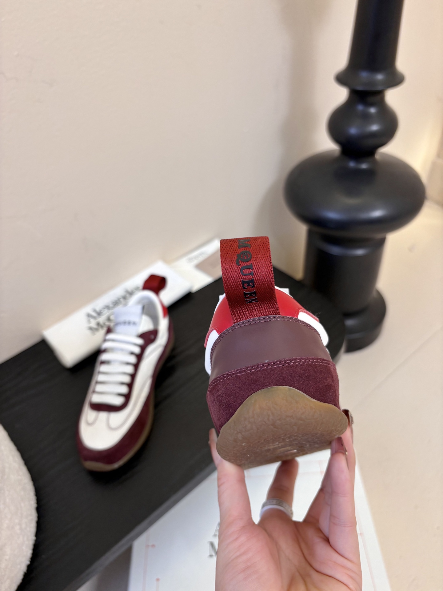 男款➕10麦昆这双新鞋 我愿称之为“懒人穿搭王炸”💥今天逛店一眼被麦昆这双新鞋勾走魂了！奶白拼浅灰麂皮也