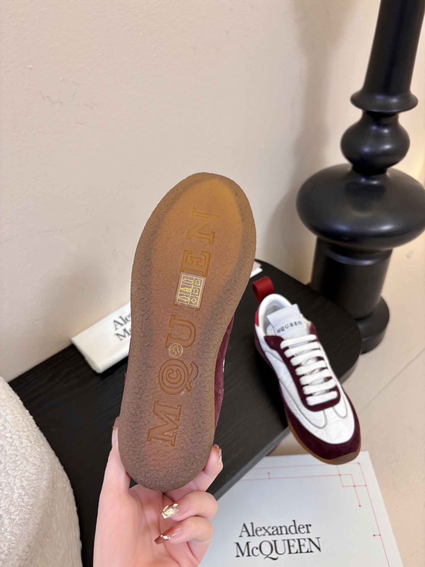 男款➕10麦昆这双新鞋 我愿称之为“懒人穿搭王炸”💥今天逛店一眼被麦昆这双新鞋勾走魂了！奶白拼浅灰麂皮也