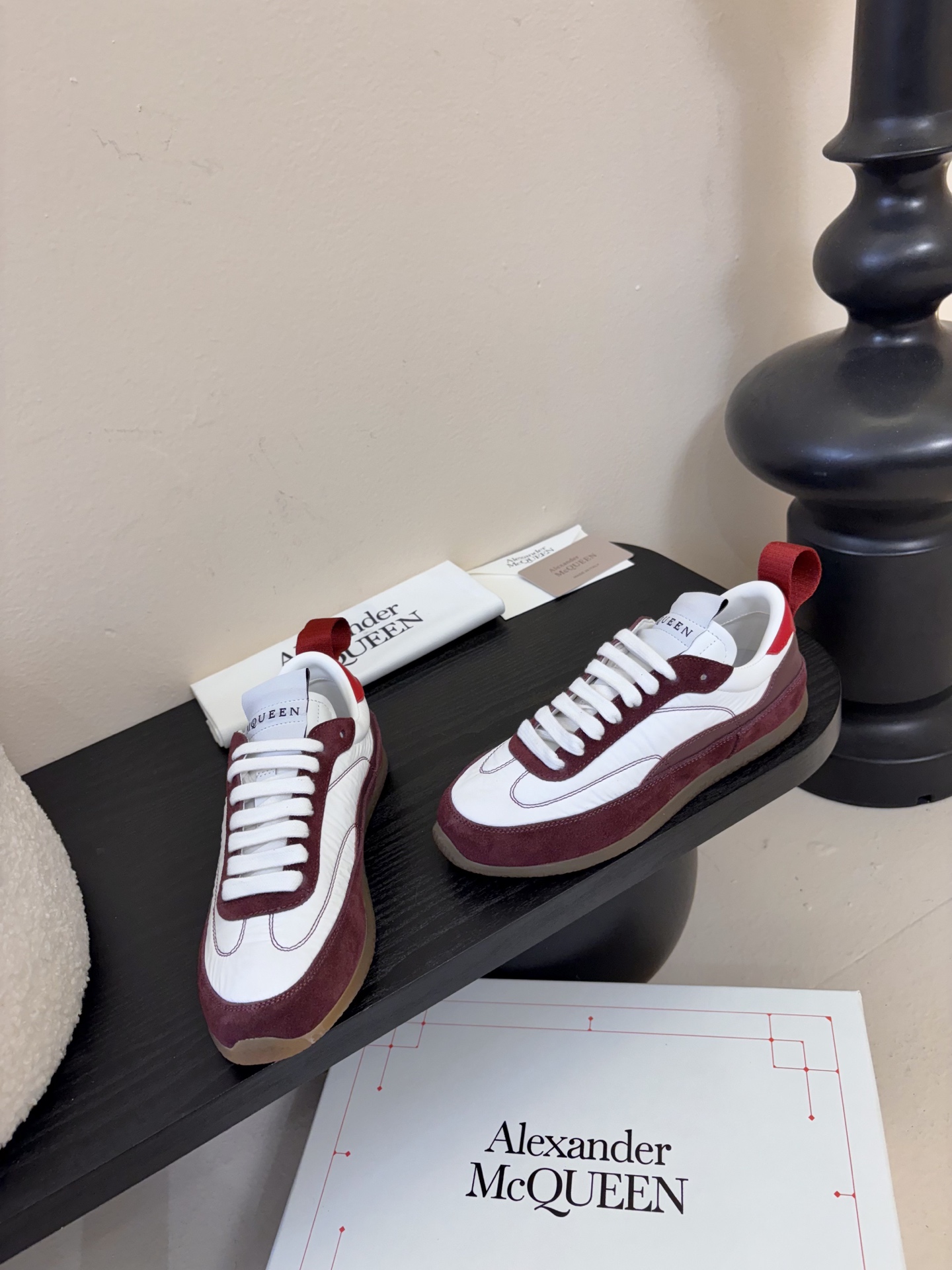 男款➕10麦昆这双新鞋 我愿称之为“懒人穿搭王炸”💥今天逛店一眼被麦昆这双新鞋勾走魂了！奶白拼浅灰麂皮也