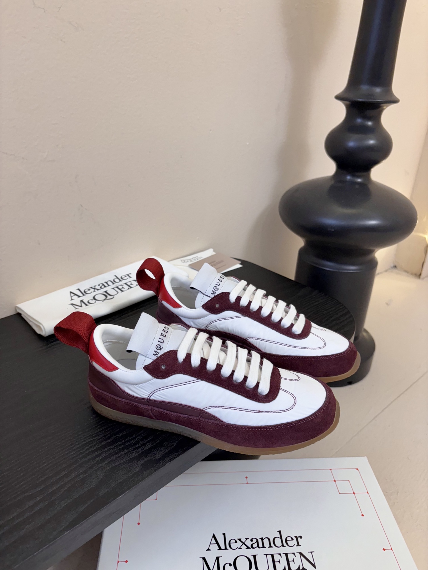 男款➕10麦昆这双新鞋 我愿称之为“懒人穿搭王炸”💥今天逛店一眼被麦昆这双新鞋勾走魂了！奶白拼浅灰麂皮也