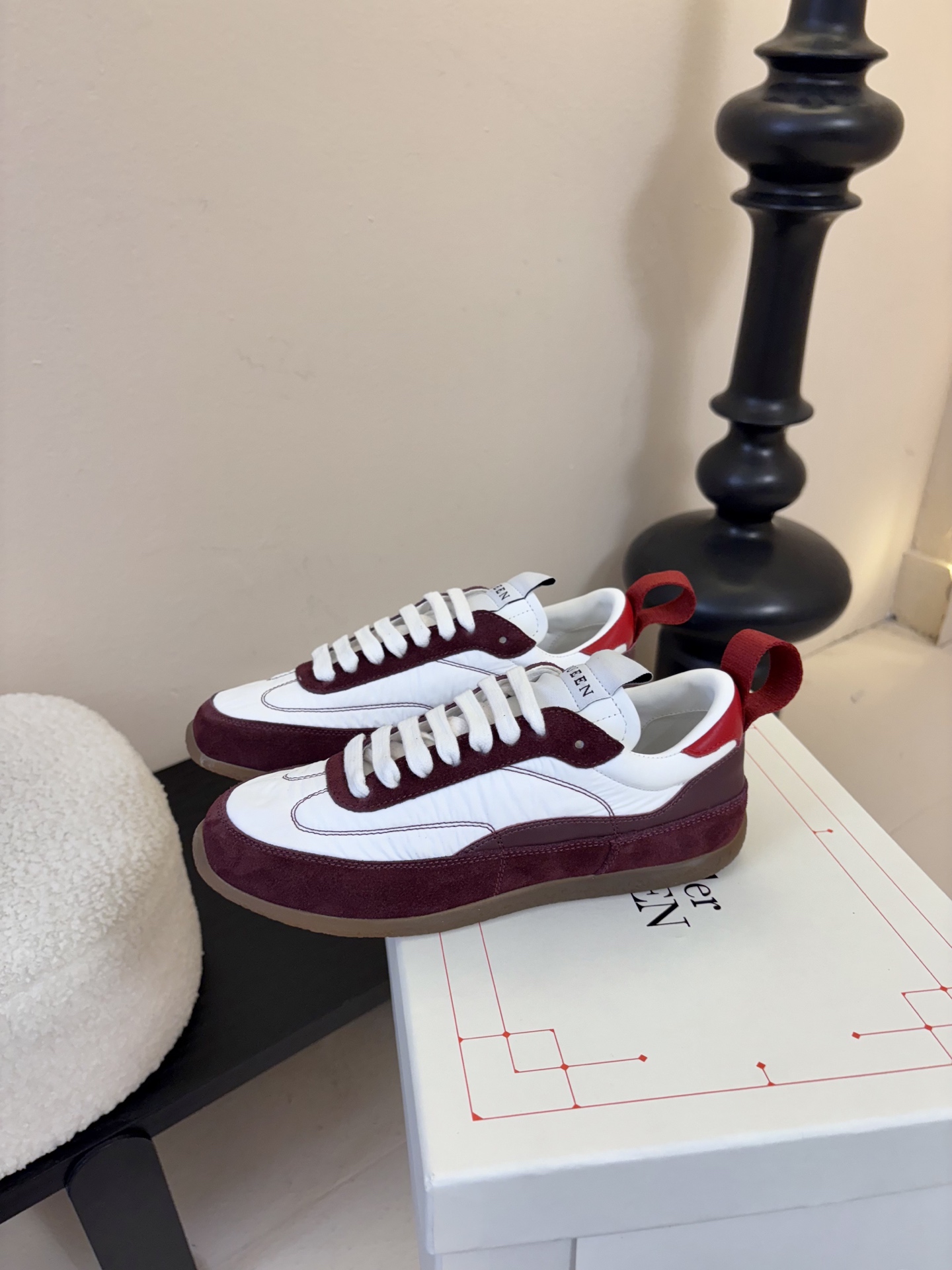 男款➕10麦昆这双新鞋 我愿称之为“懒人穿搭王炸”💥今天逛店一眼被麦昆这双新鞋勾走魂了！奶白拼浅灰麂皮也