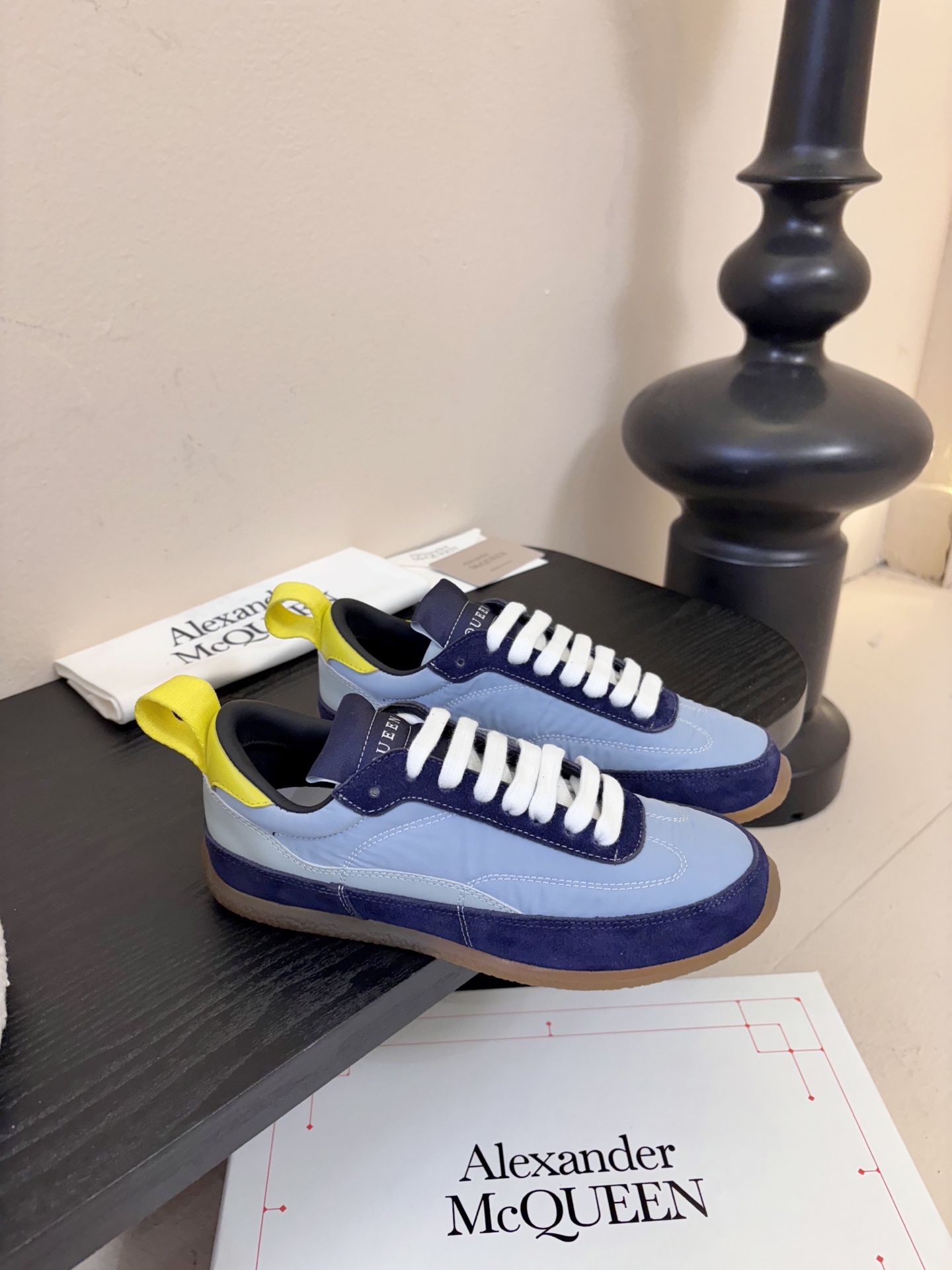 男款➕10麦昆这双新鞋 我愿称之为“懒人穿搭王炸”💥今天逛店一眼被麦昆这双新鞋勾走魂了！奶白拼浅灰麂皮也