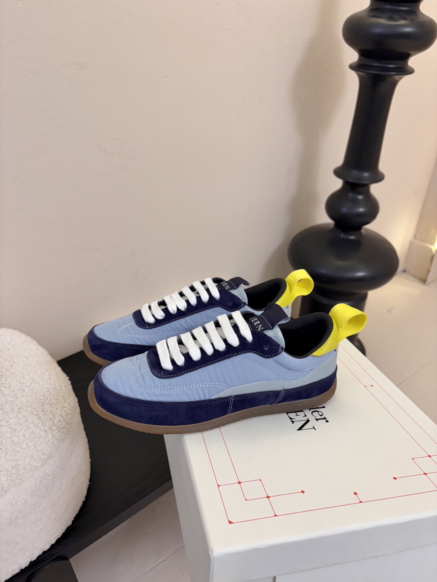 男款➕10麦昆这双新鞋 我愿称之为“懒人穿搭王炸”💥今天逛店一眼被麦昆这双新鞋勾走魂了！奶白拼浅灰麂皮也